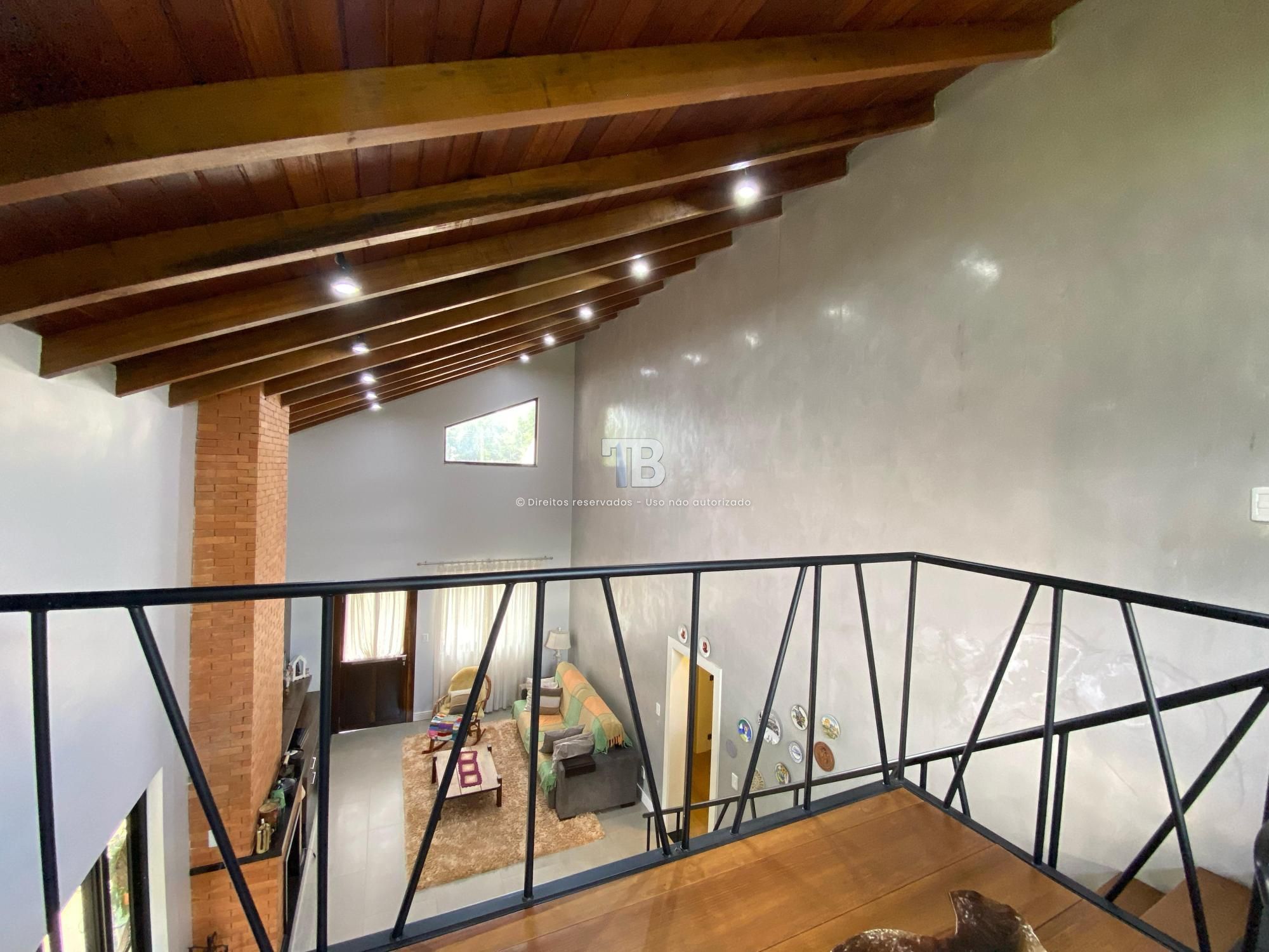 Casa Semimobiliada em condomínio fechado