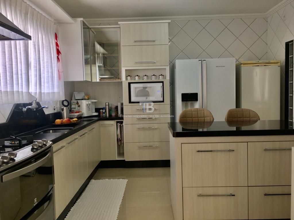 Casa semimobiliada com 3 suítes