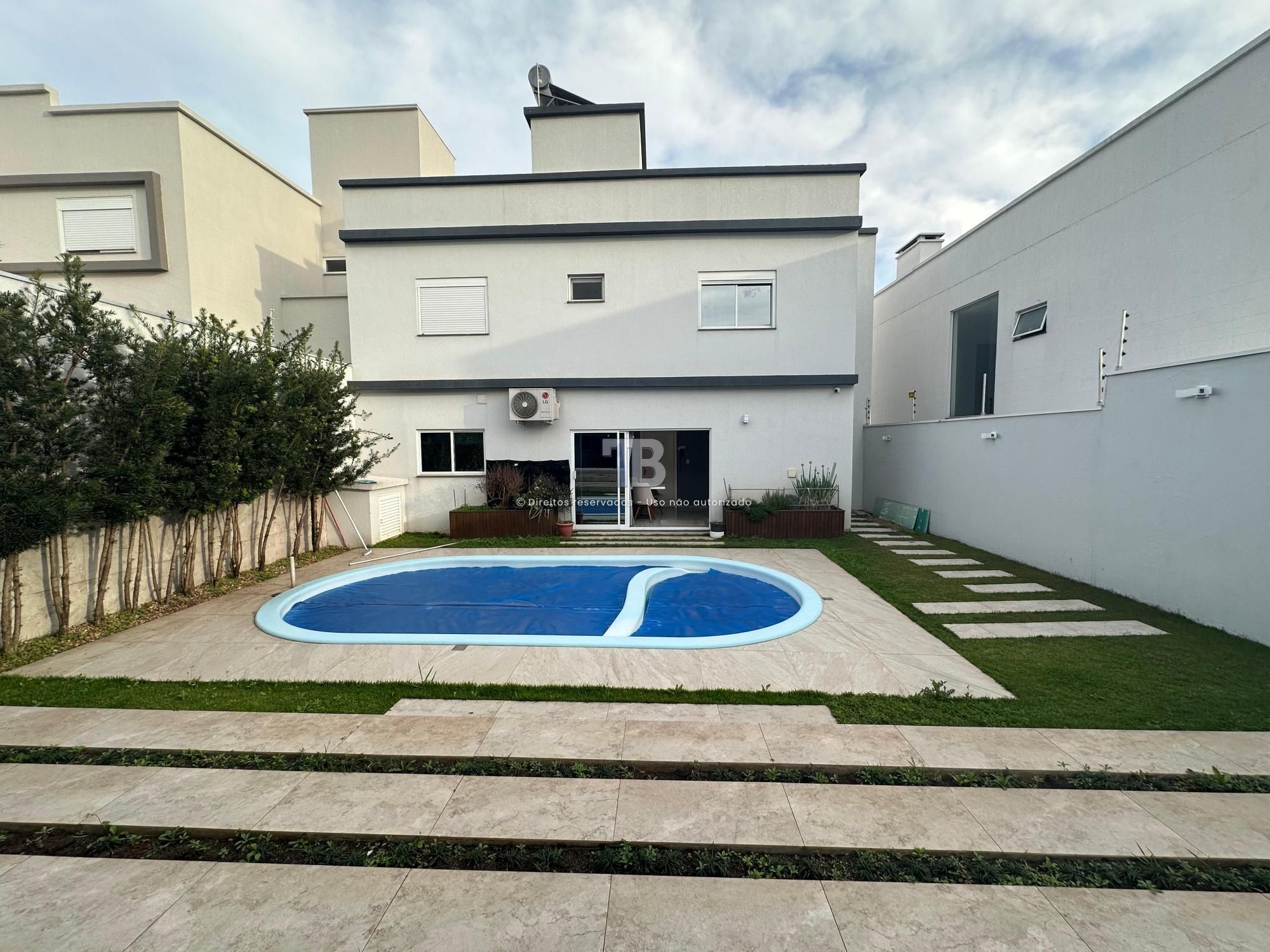 Casa Mobiliada com Piscina à Venda