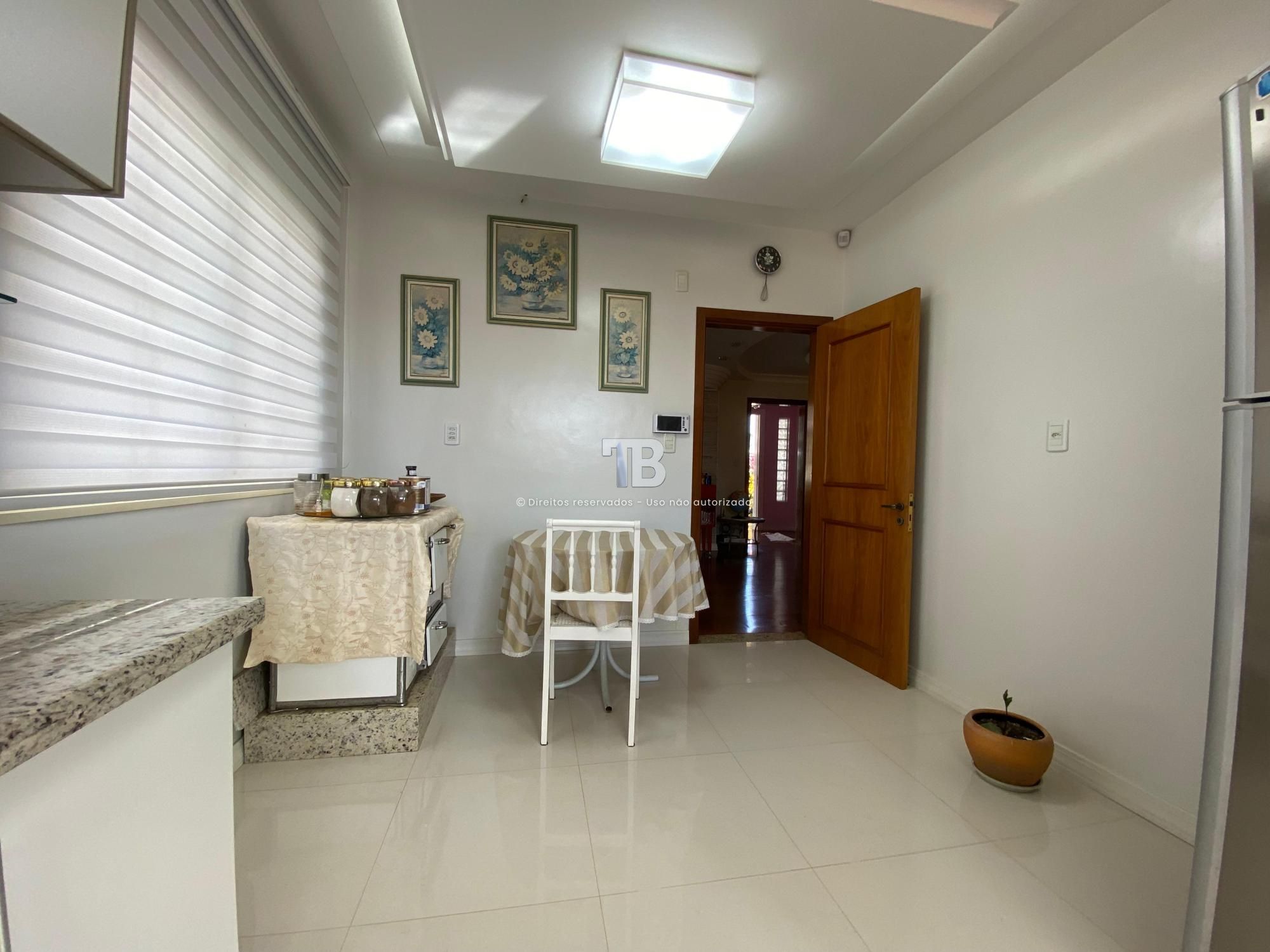 Casa ampla com cinco quartos