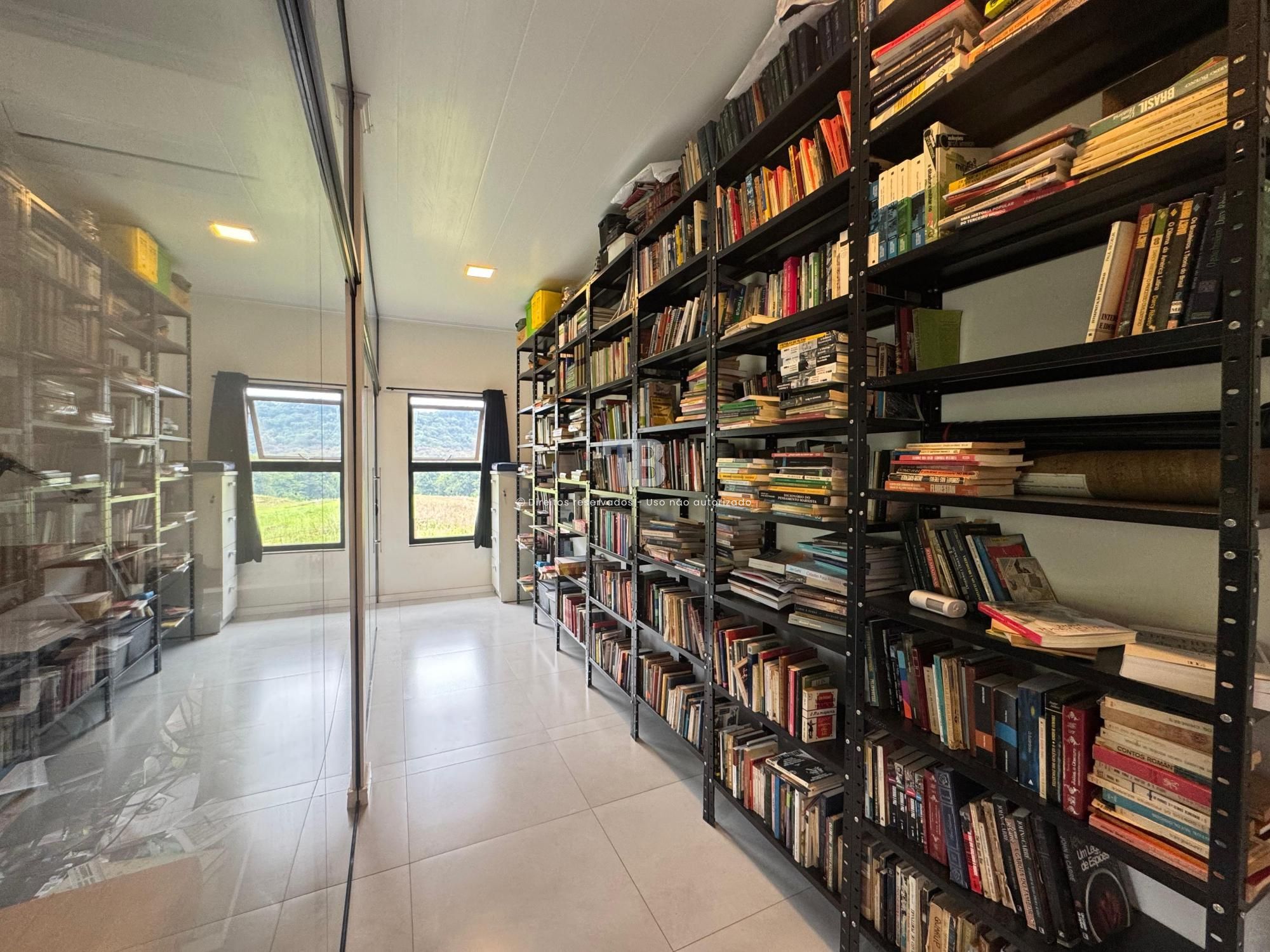 Casa em Condomínio Semimobiliada
