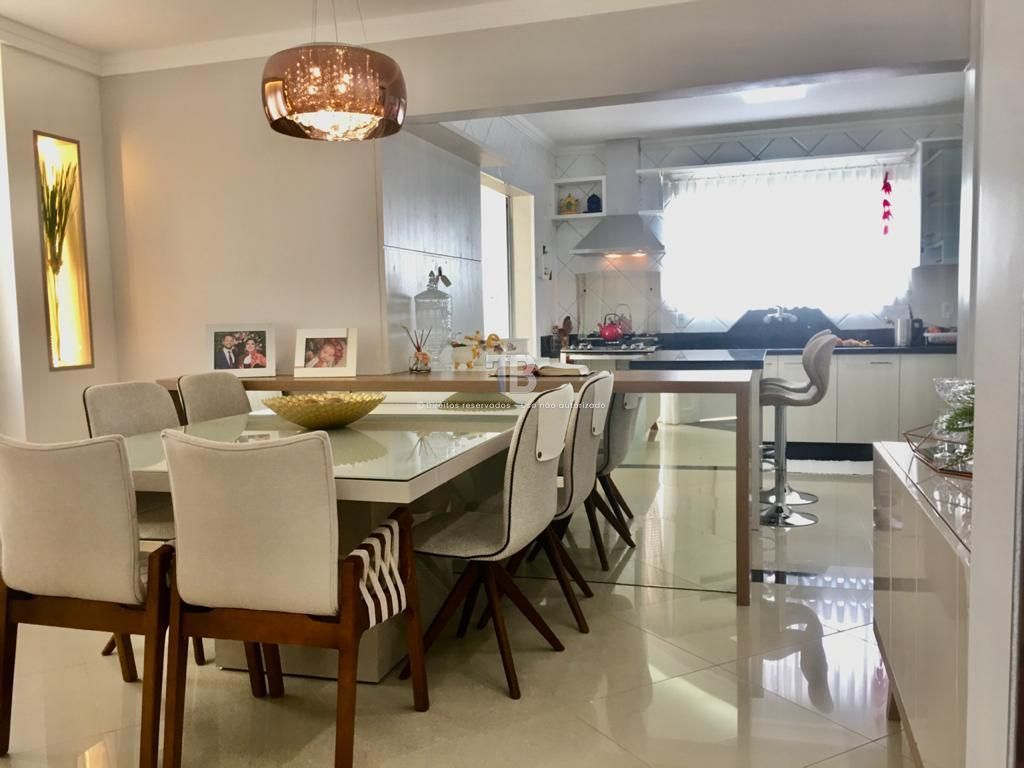 Casa semimobiliada com 3 suítes