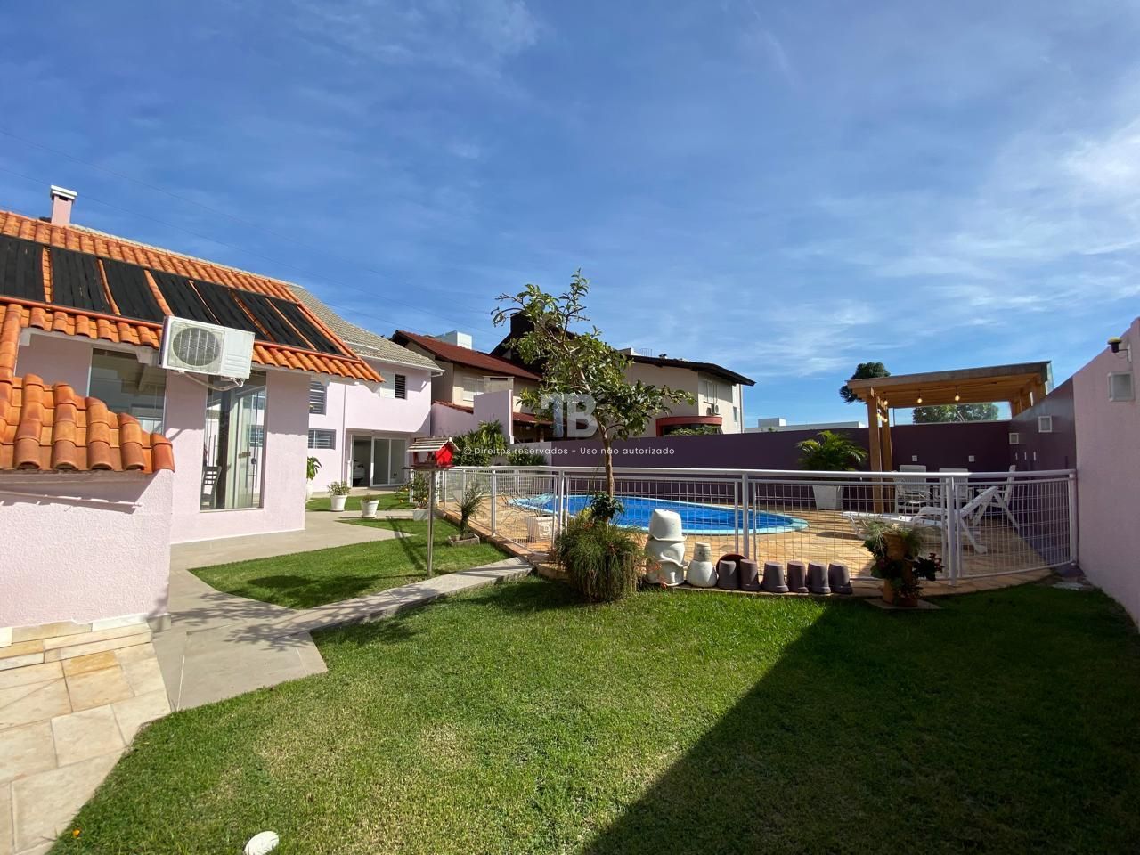 Casa ampla com cinco quartos