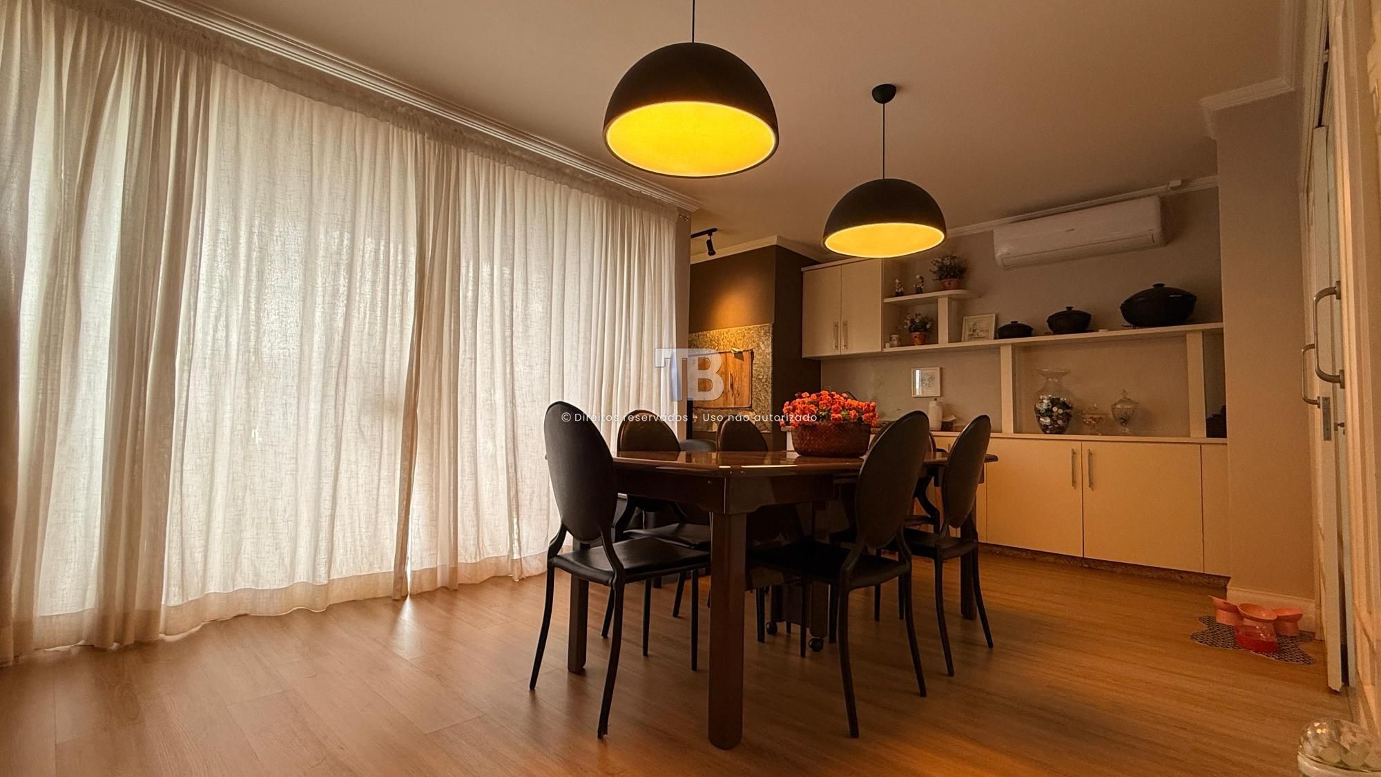 Casa Semimobiliada com quatro dormitórios