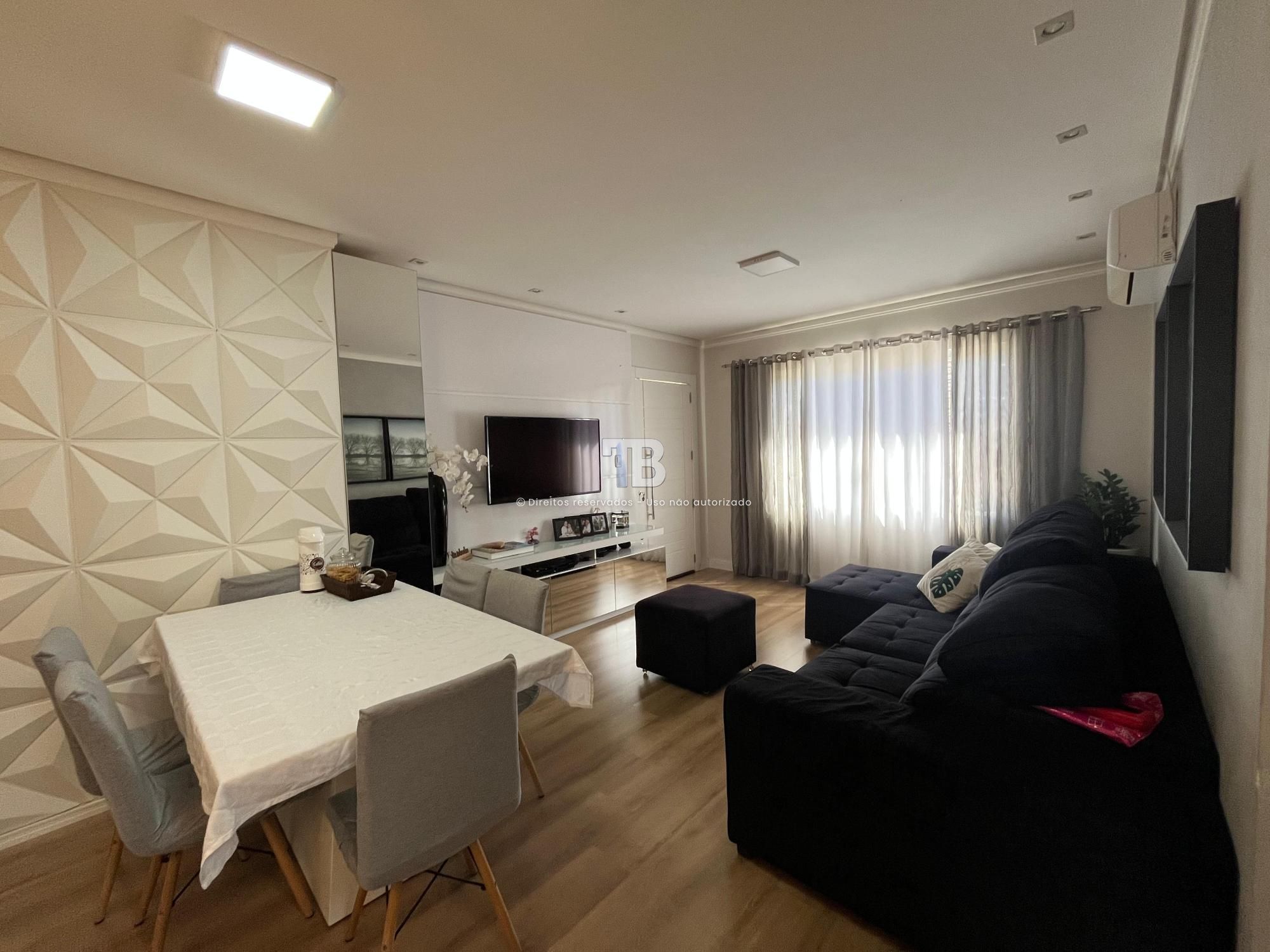 Casa com dois pavimentos à venda