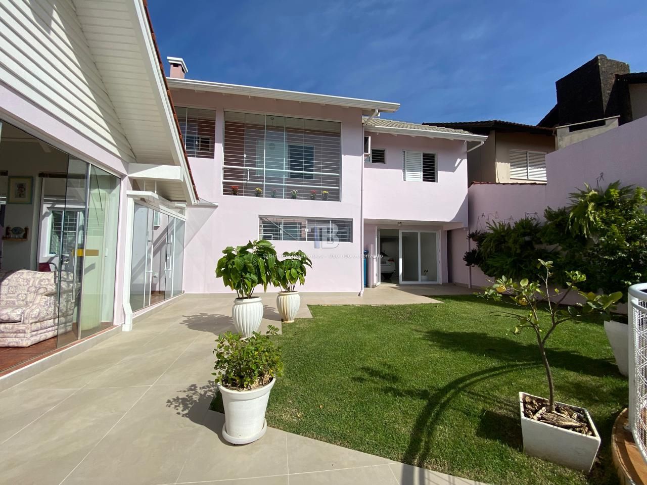 Casa ampla com cinco quartos