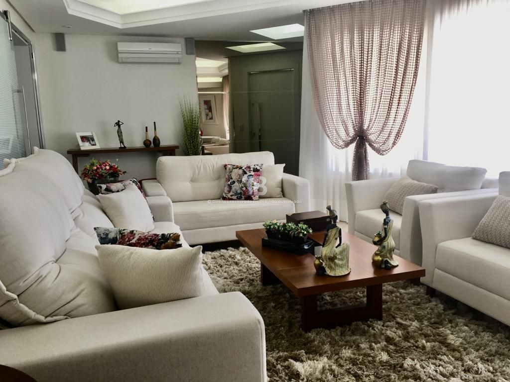 Casa semimobiliada com 3 suítes