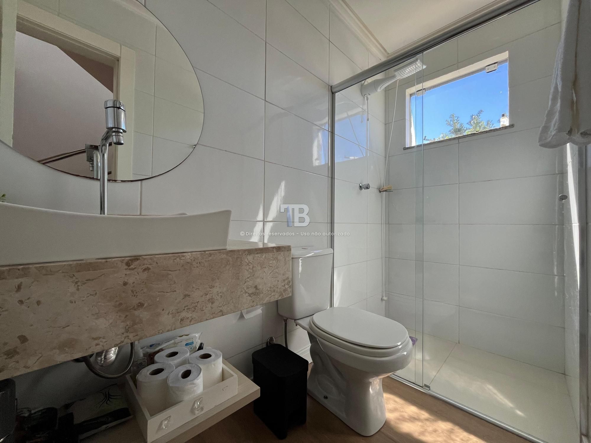 Casa com dois pavimentos à venda