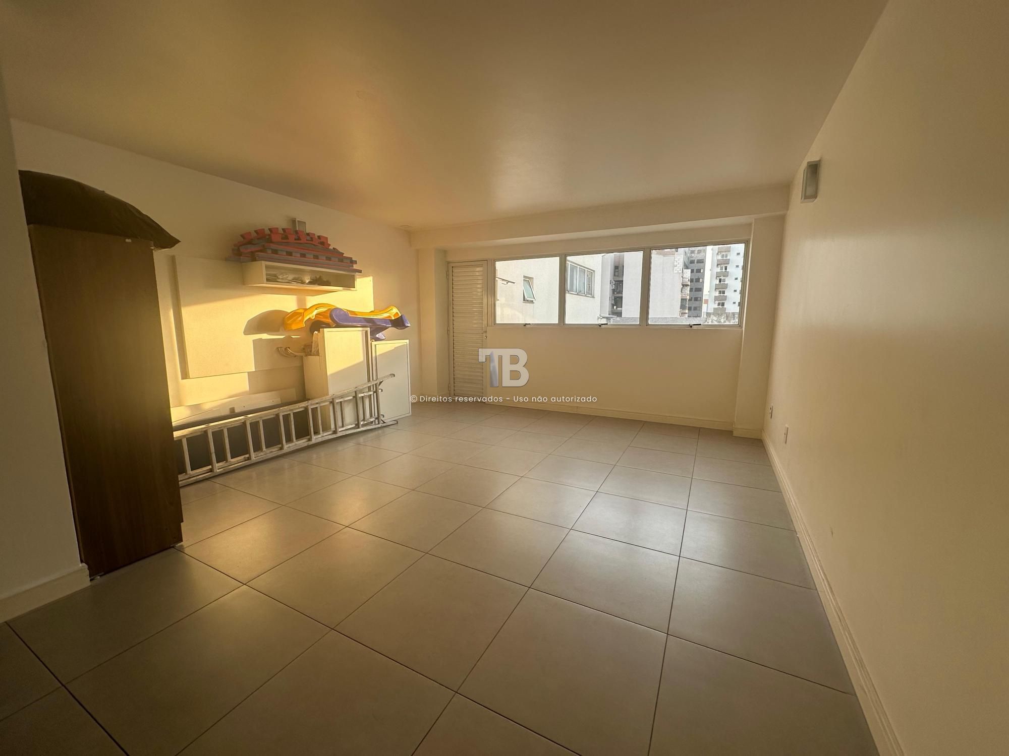 Apartamento Semimobiliado com 3 Suítes