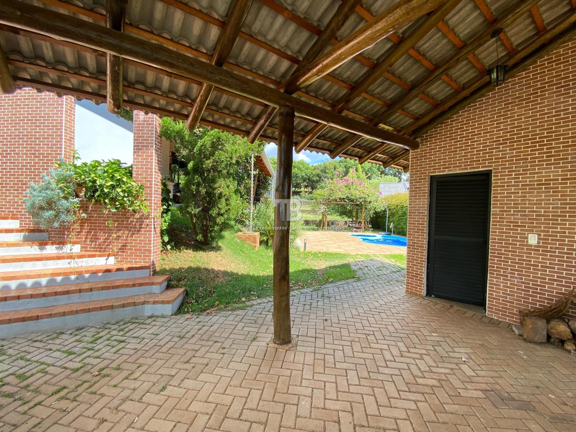 Casa Semimobiliada em condomínio fechado