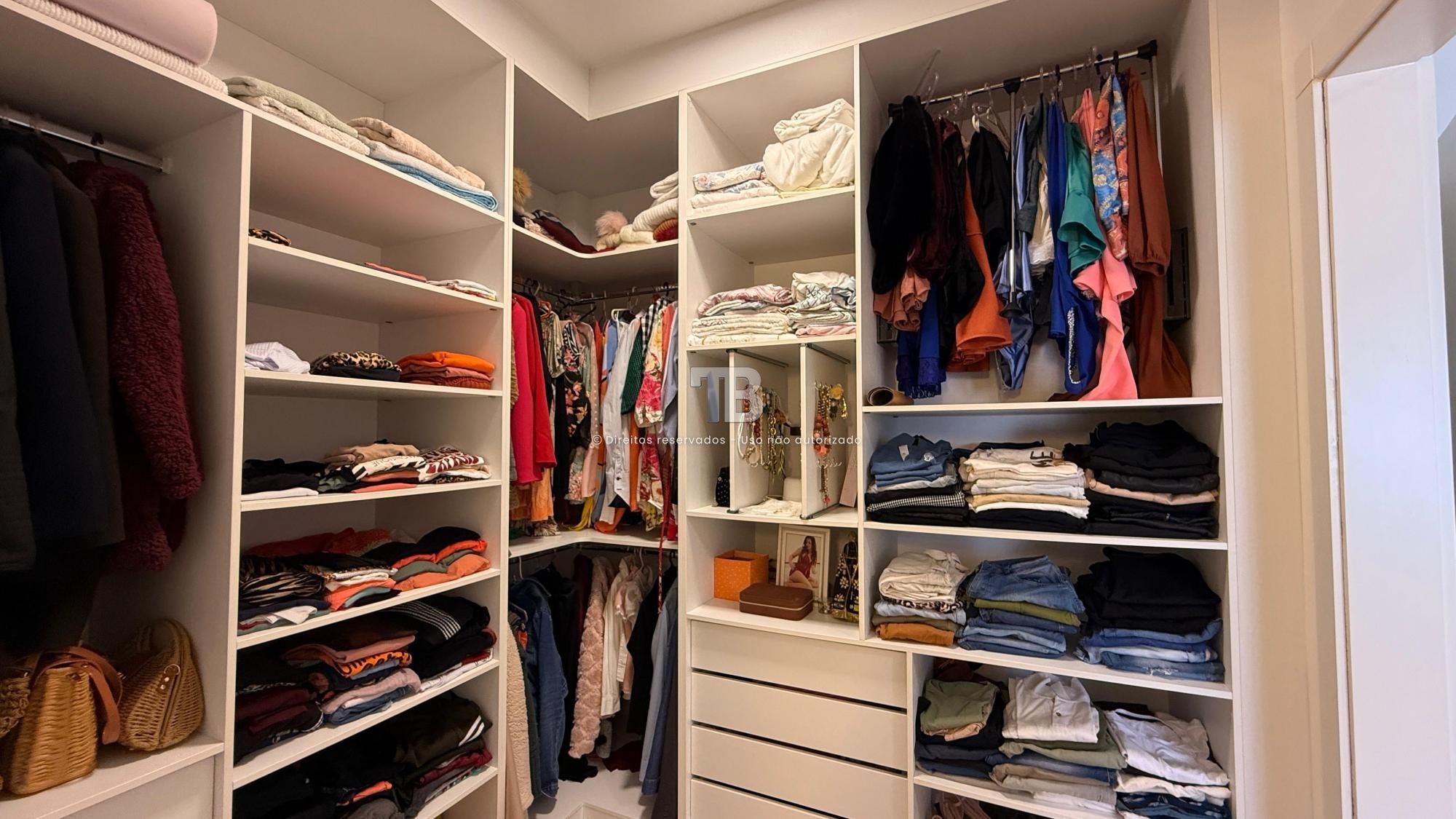 Casa Mobiliada à Venda