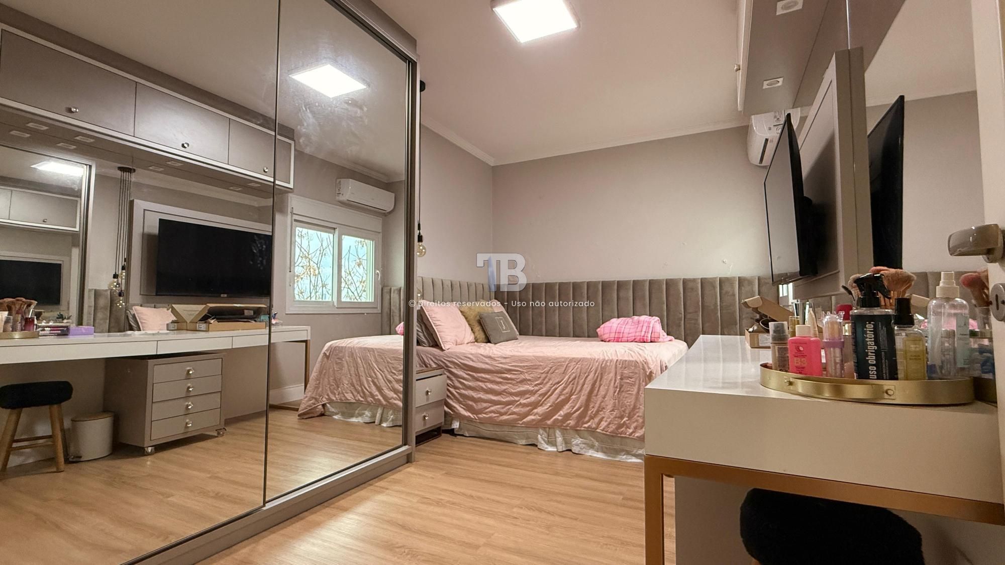 Casa Semimobiliada com quatro dormitórios