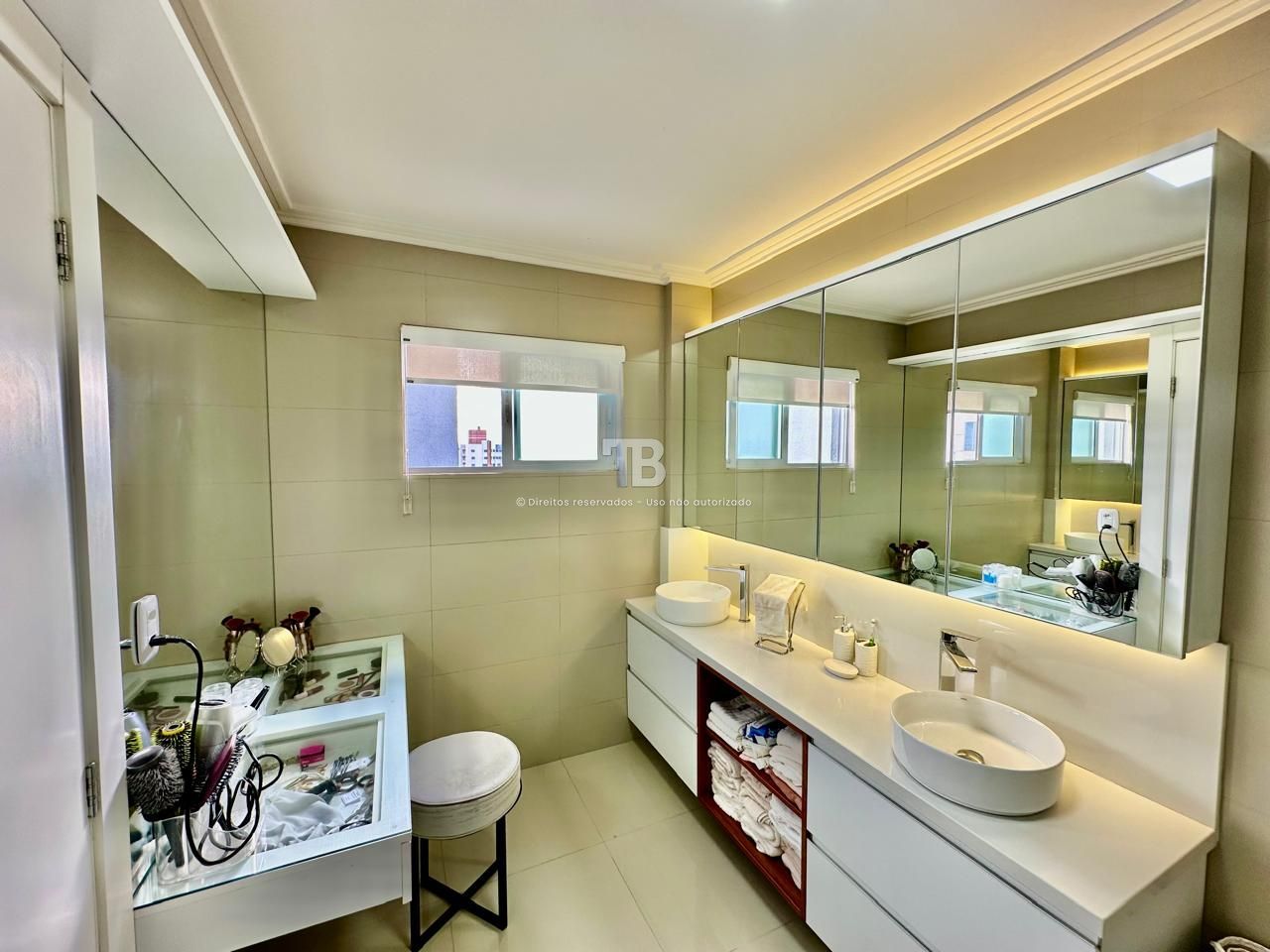 Apartamento Semimobiliado com 3 suítes