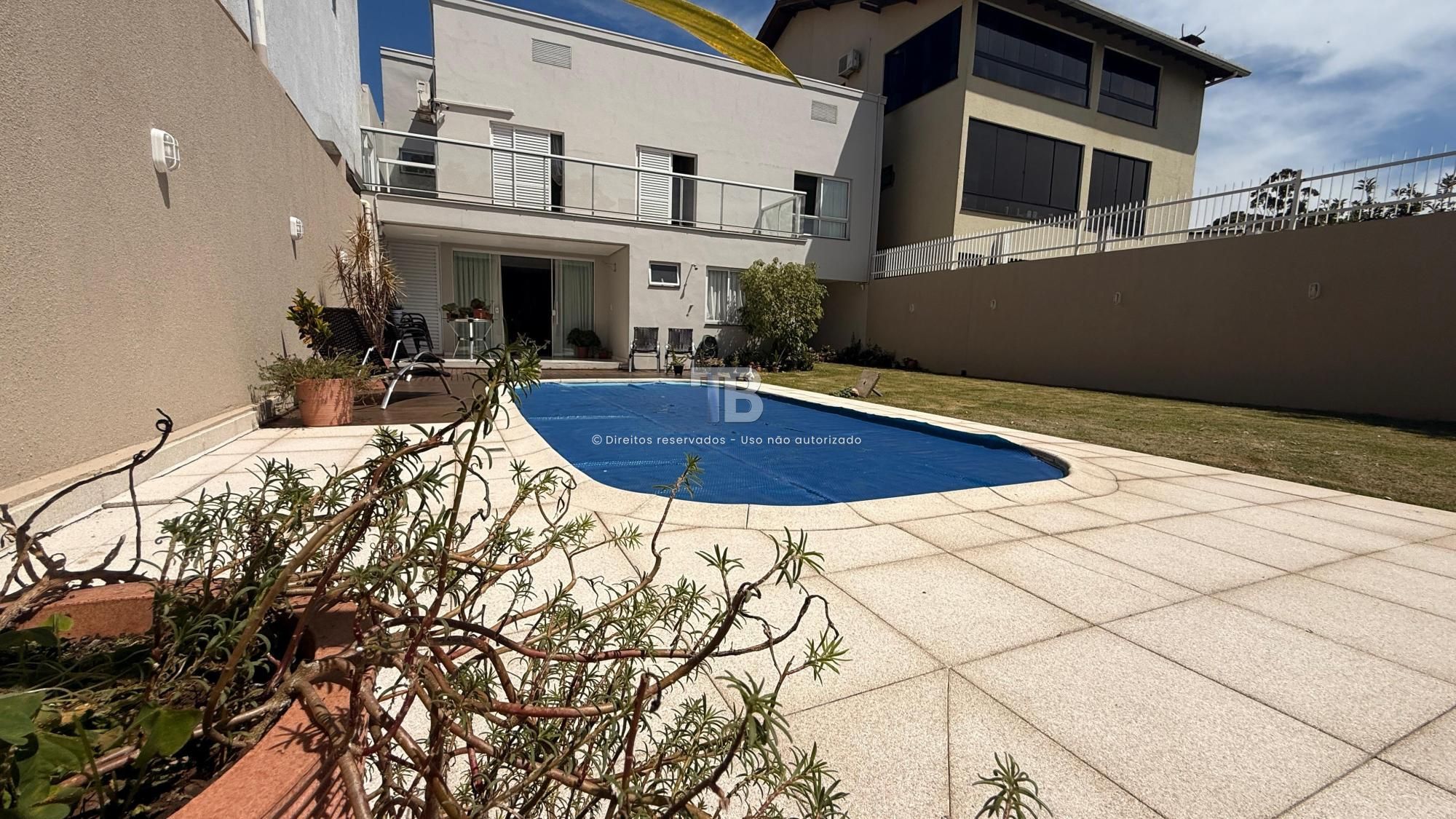 Casa Mobiliada à Venda