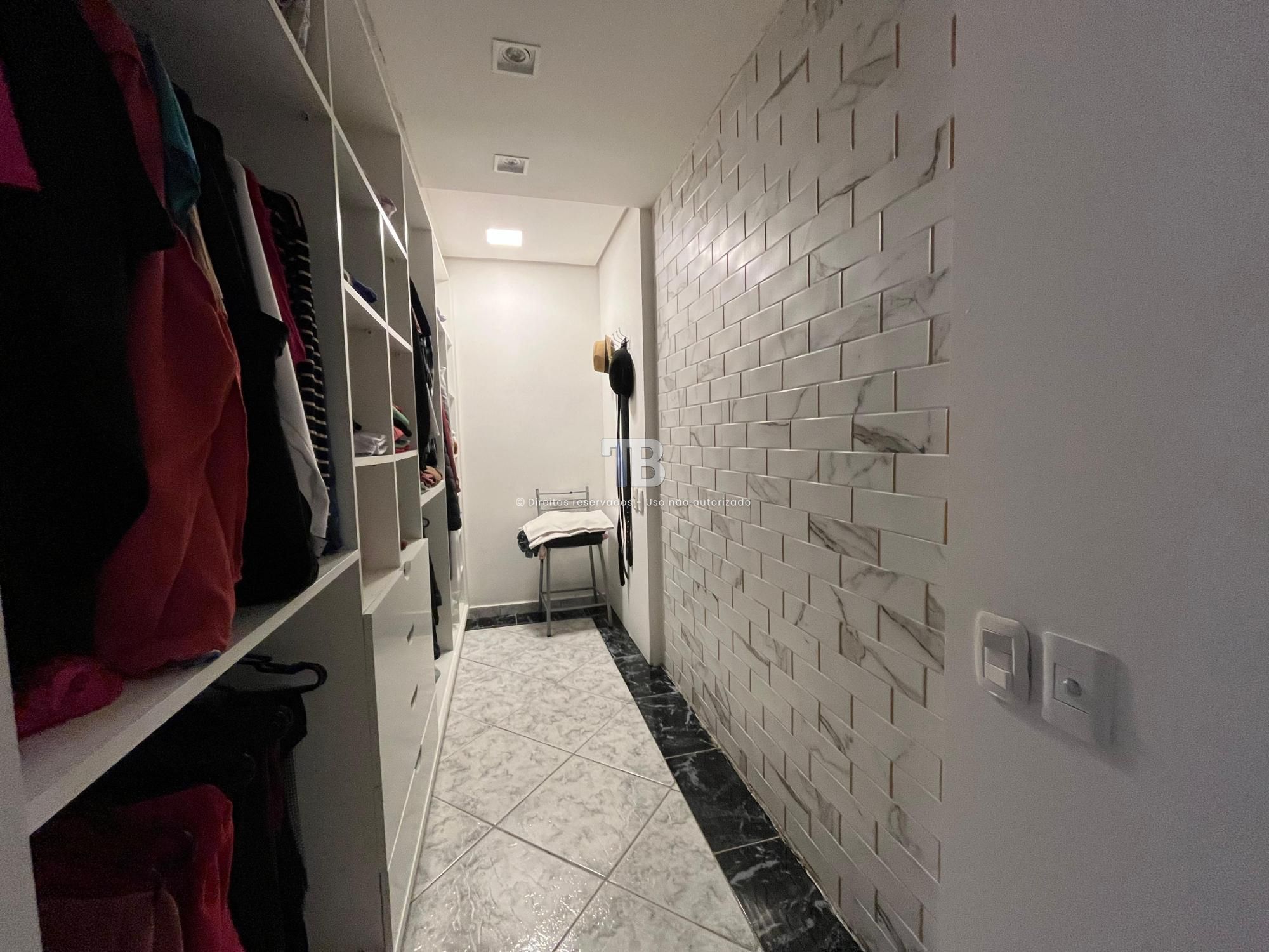 Casa com dois pavimentos à venda