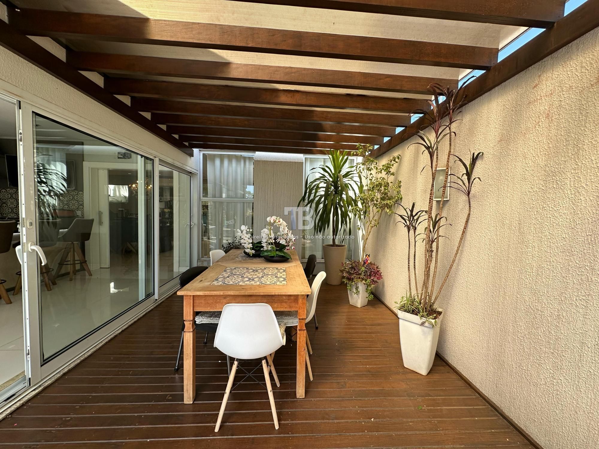294 – Casa com 4 quartos, 2 suítes e piscina no Seminário, Chapecó à venda