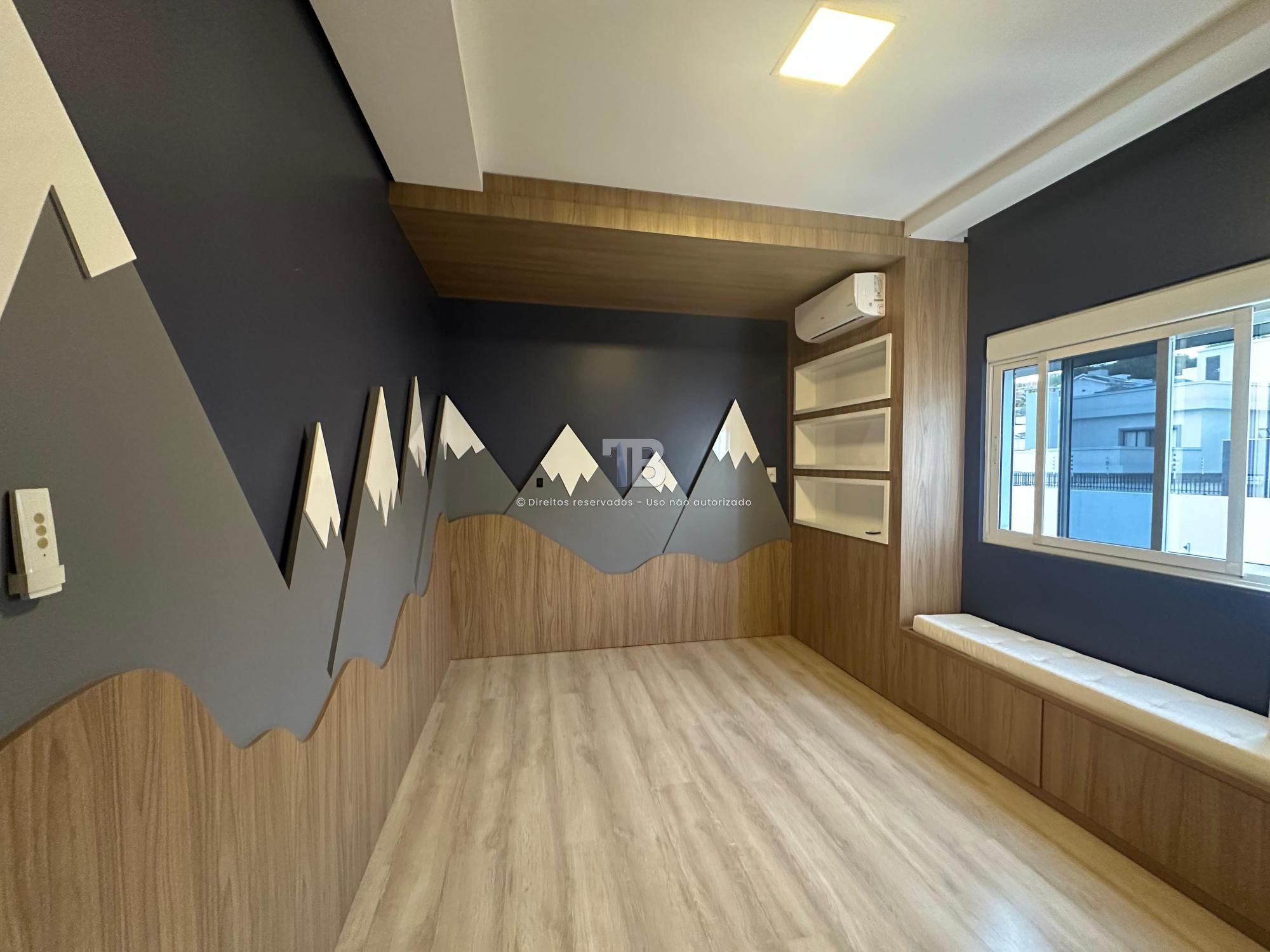 Casa Mobiliada com Piscina à Venda