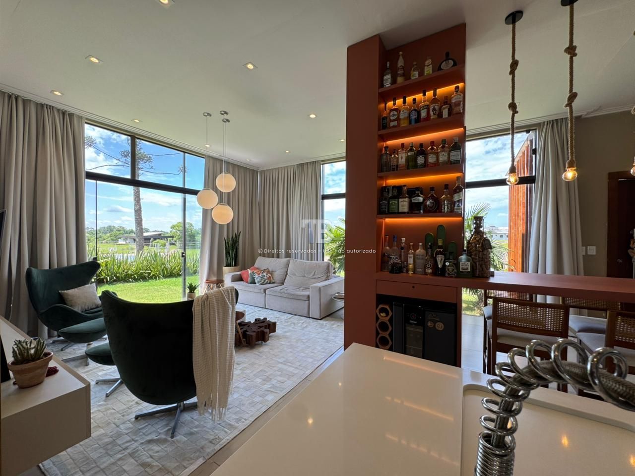 Casa Semimobiliada em Condomínio Fechado