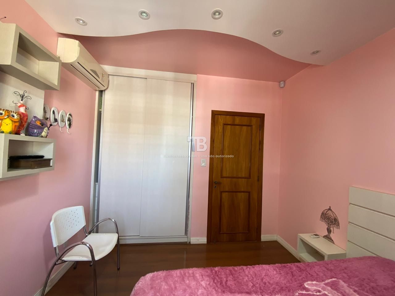 Casa ampla com cinco quartos