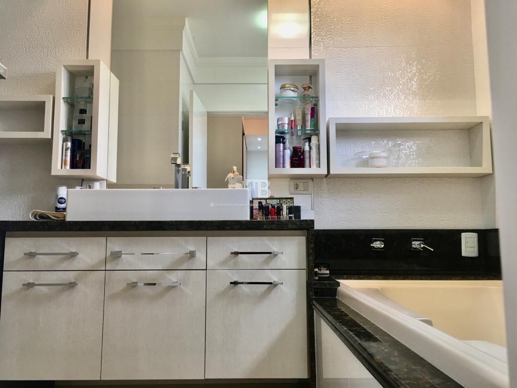 Casa semimobiliada com 3 suítes