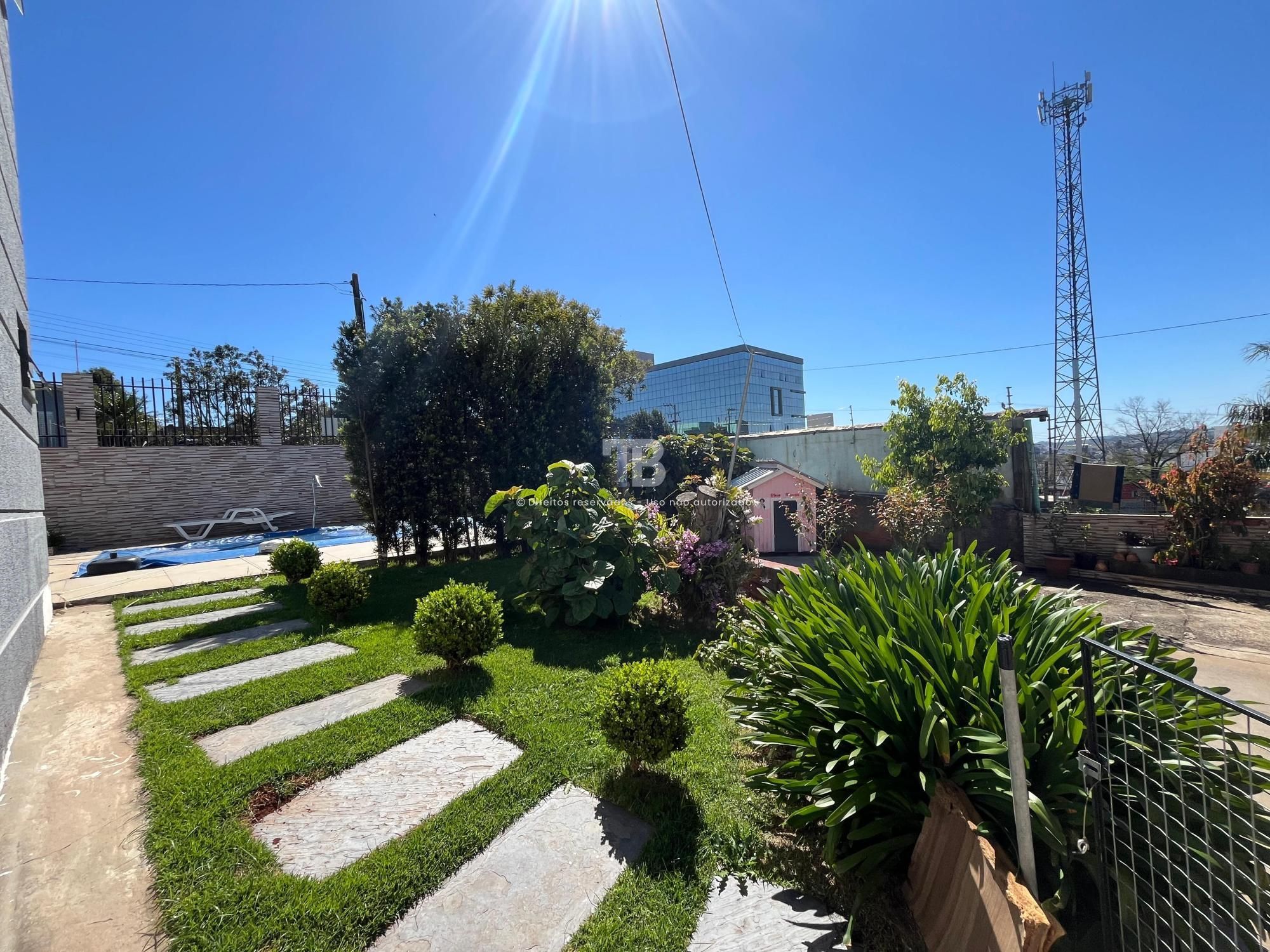 Casa com dois pavimentos à venda