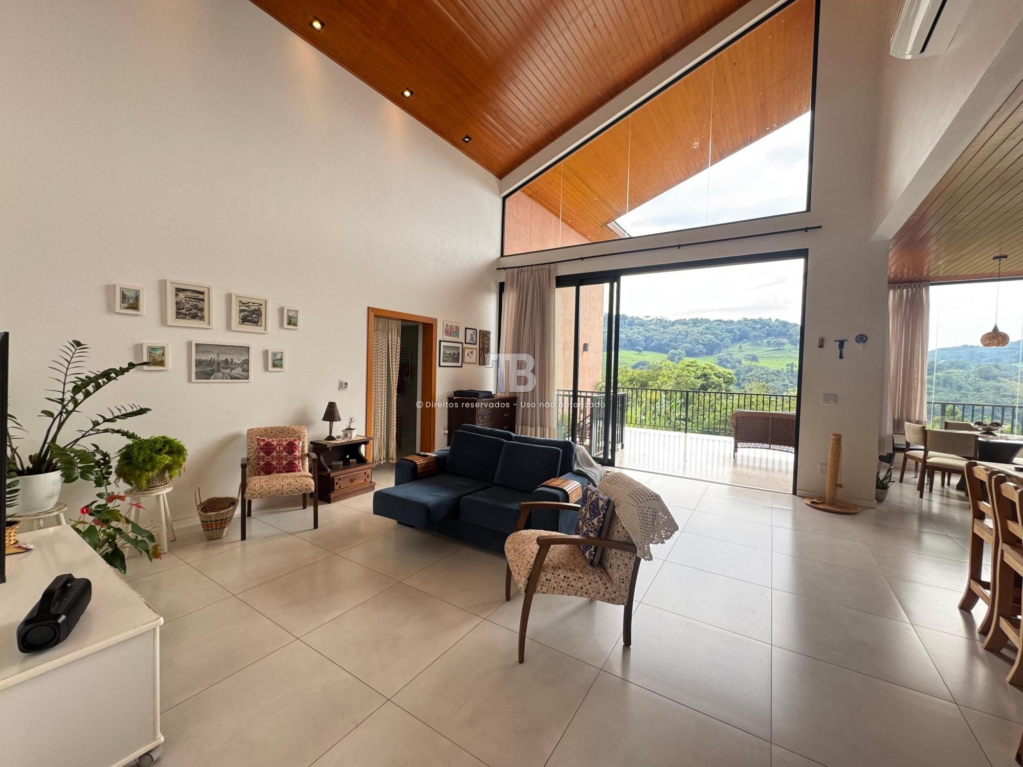 Casa em Condomínio Semimobiliada