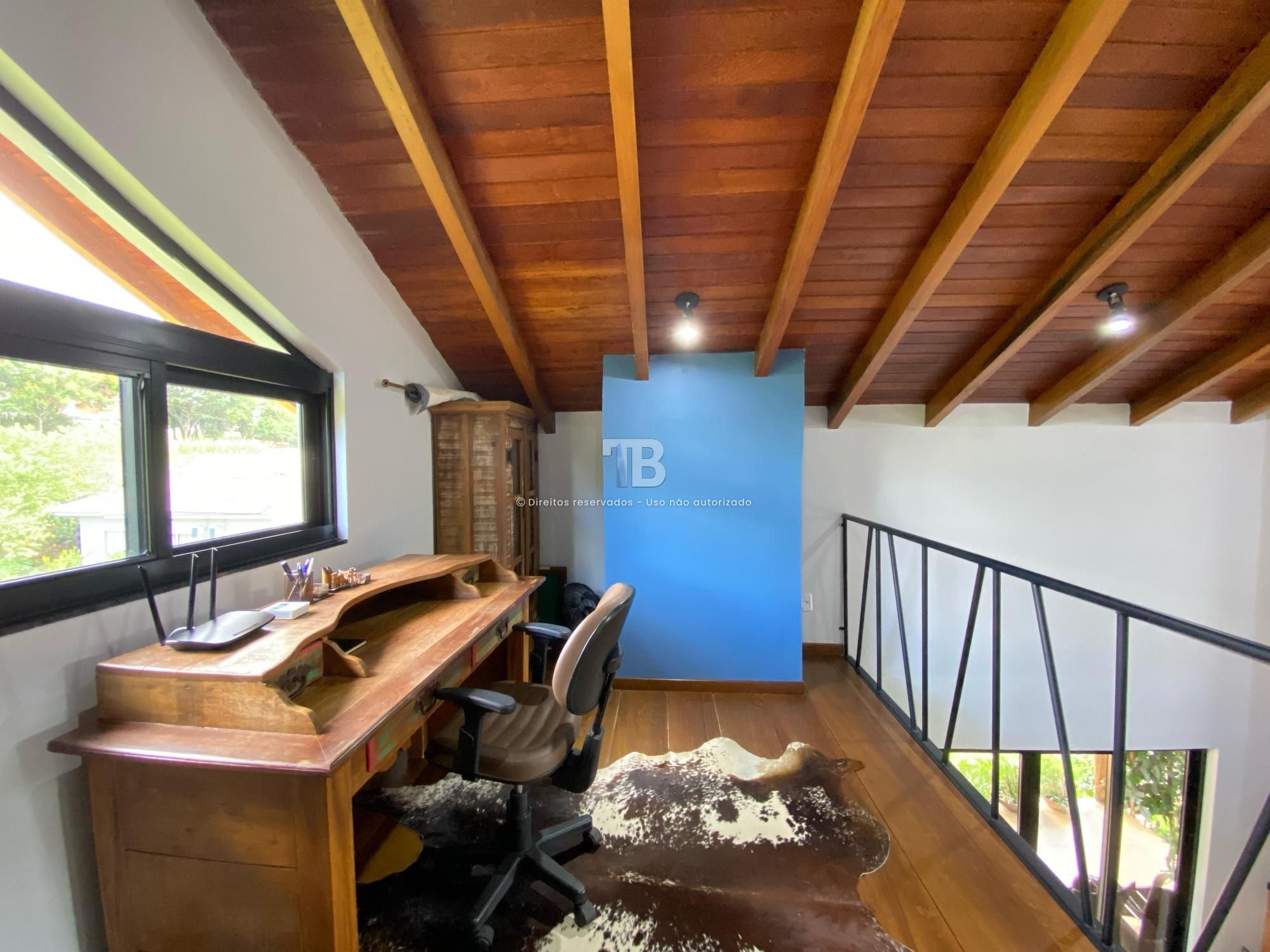 Casa Semimobiliada em condomínio fechado