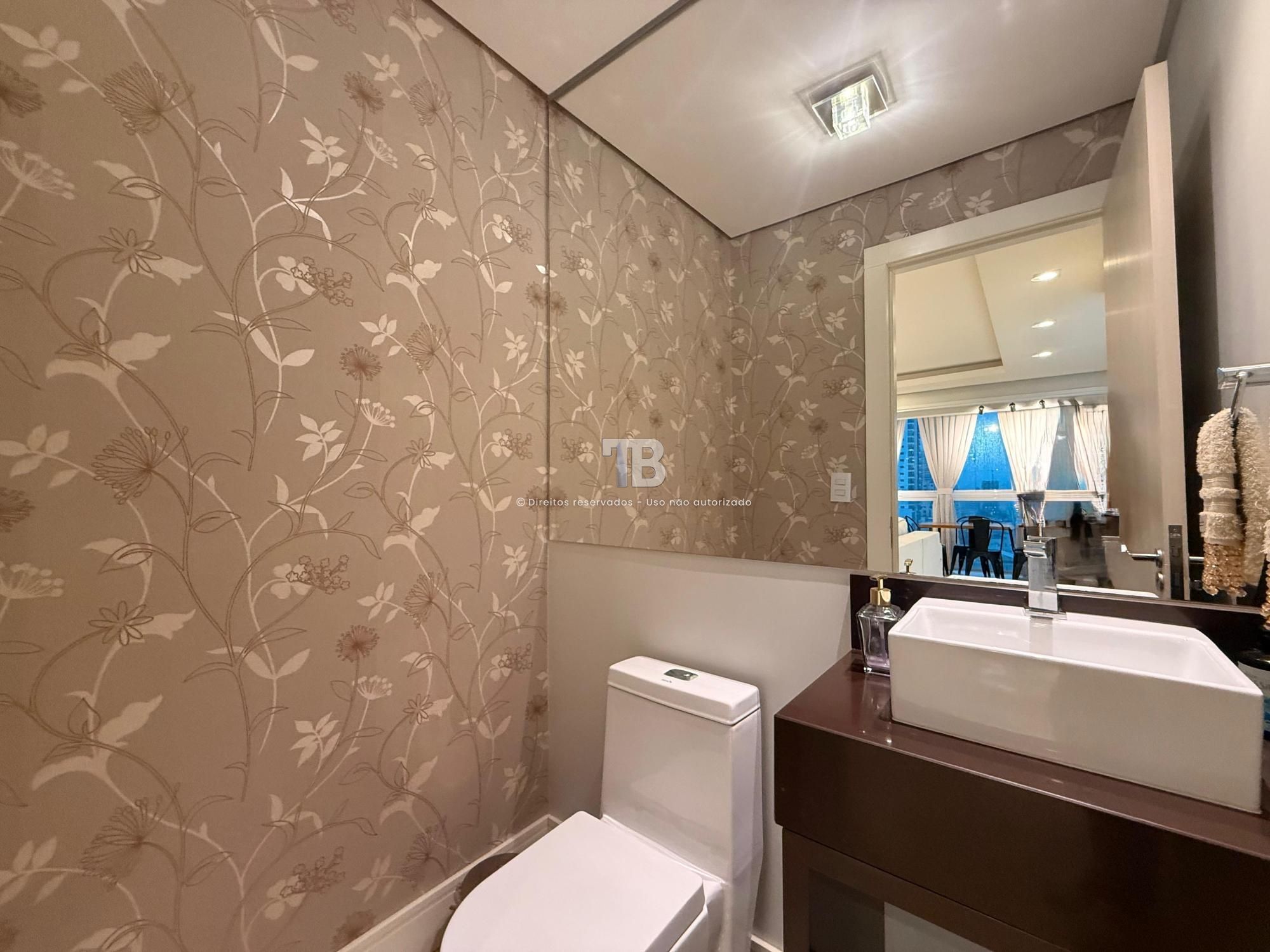 Apartamento Semimobiliado com 3 dormitórios