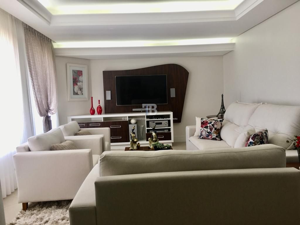 Casa semimobiliada com 3 suítes