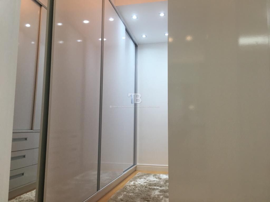 Casa semimobiliada com 3 suítes