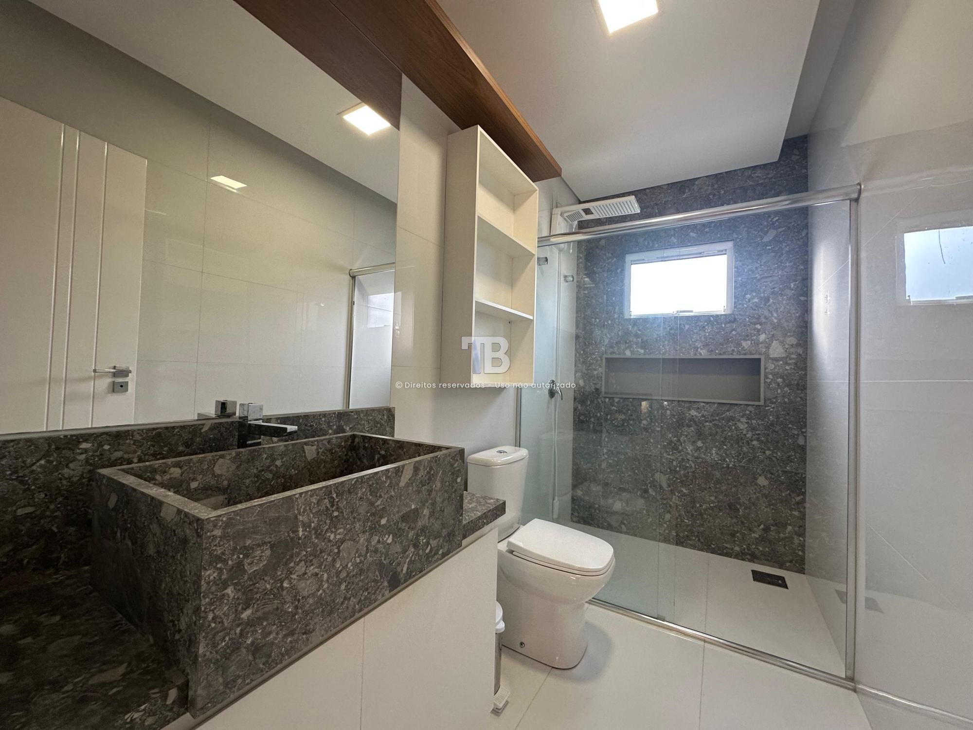 Casa Mobiliada com Piscina à Venda