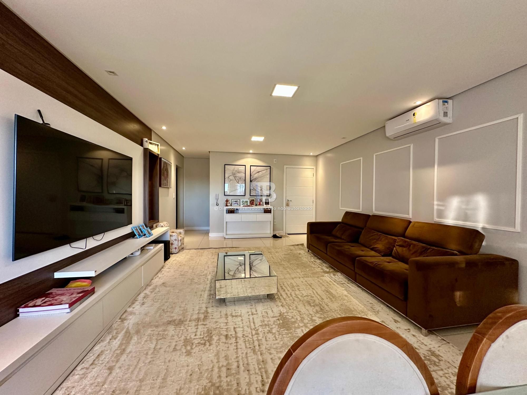Apartamento Semimobiliado com 3 suítes