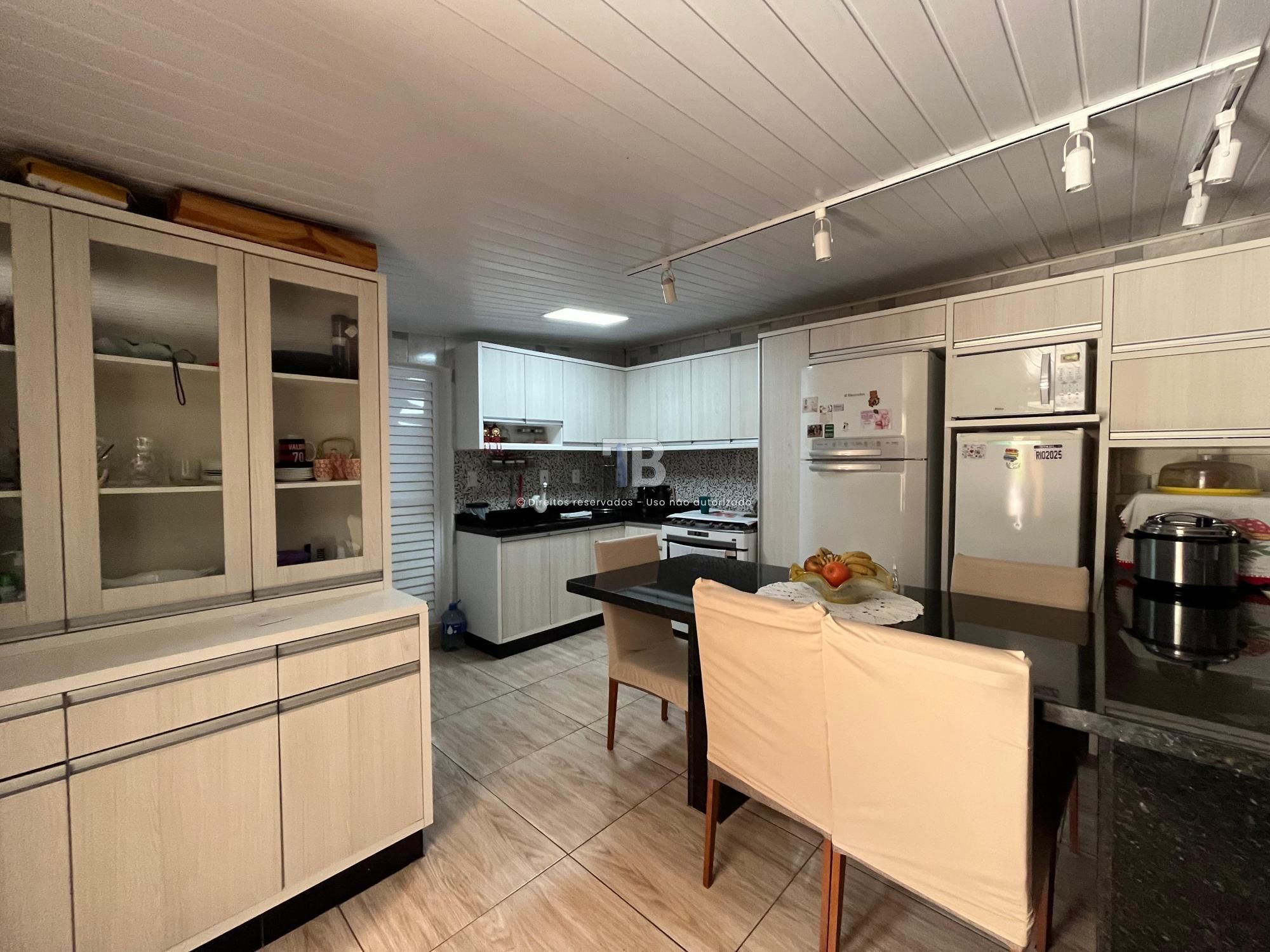 Casa com dois pavimentos à venda