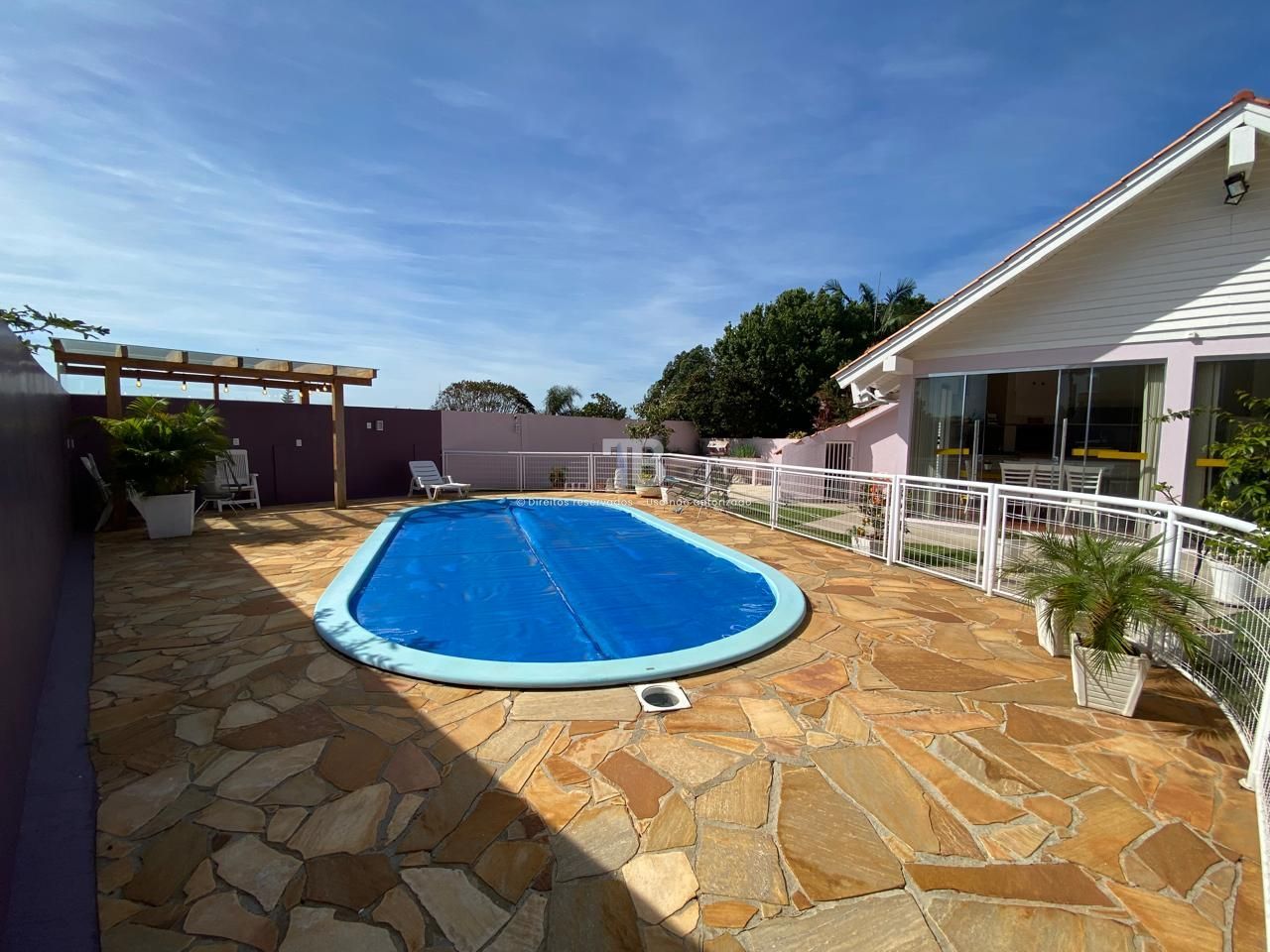 Casa ampla com cinco quartos