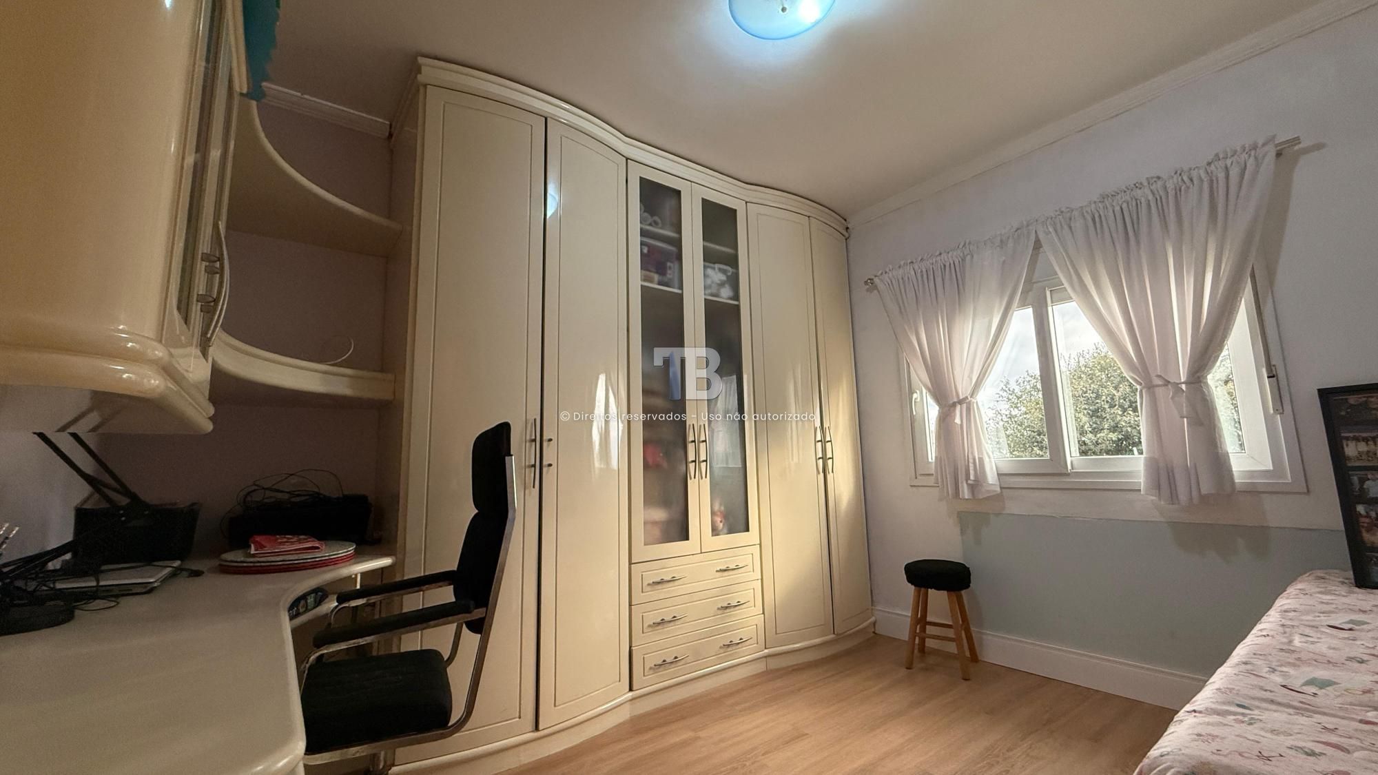 Casa Semimobiliada com quatro dormitórios