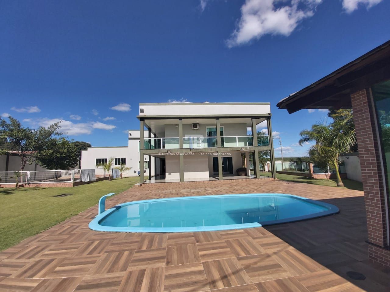 Casa semimobiliada com 4 quartos