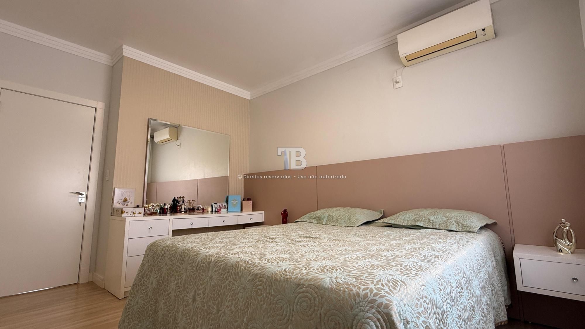 Casa Mobiliada à Venda