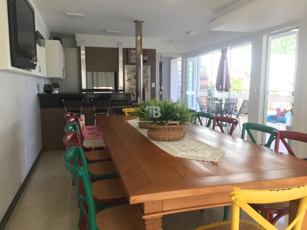 Casa semimobiliada com 3 suítes