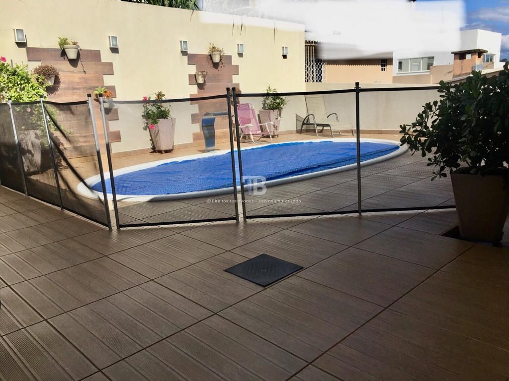 Casa semimobiliada com 3 suítes