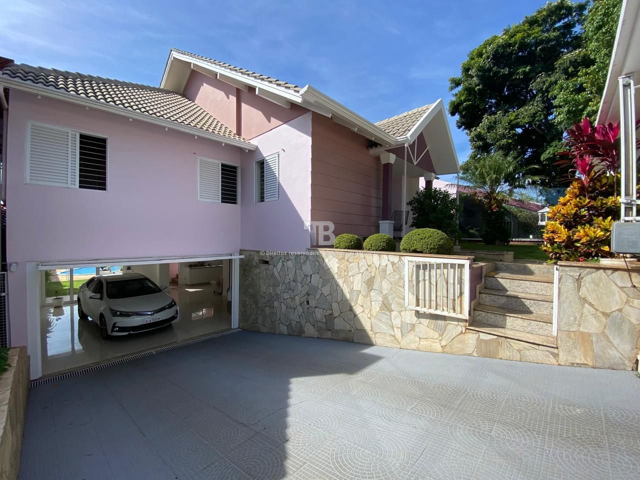 Casa ampla com cinco quartos