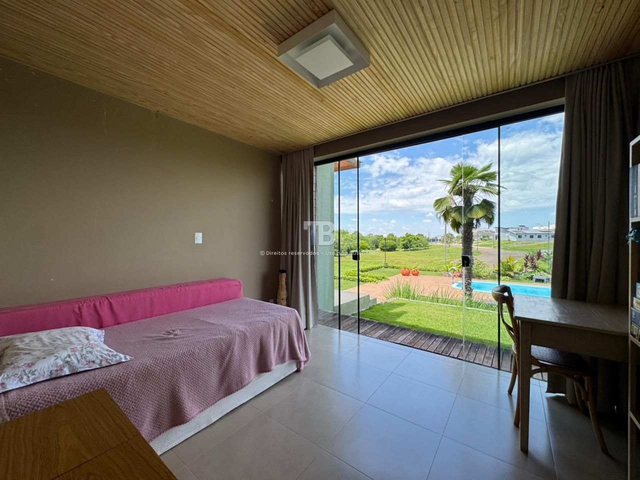 Casa Semimobiliada em Condomínio Fechado