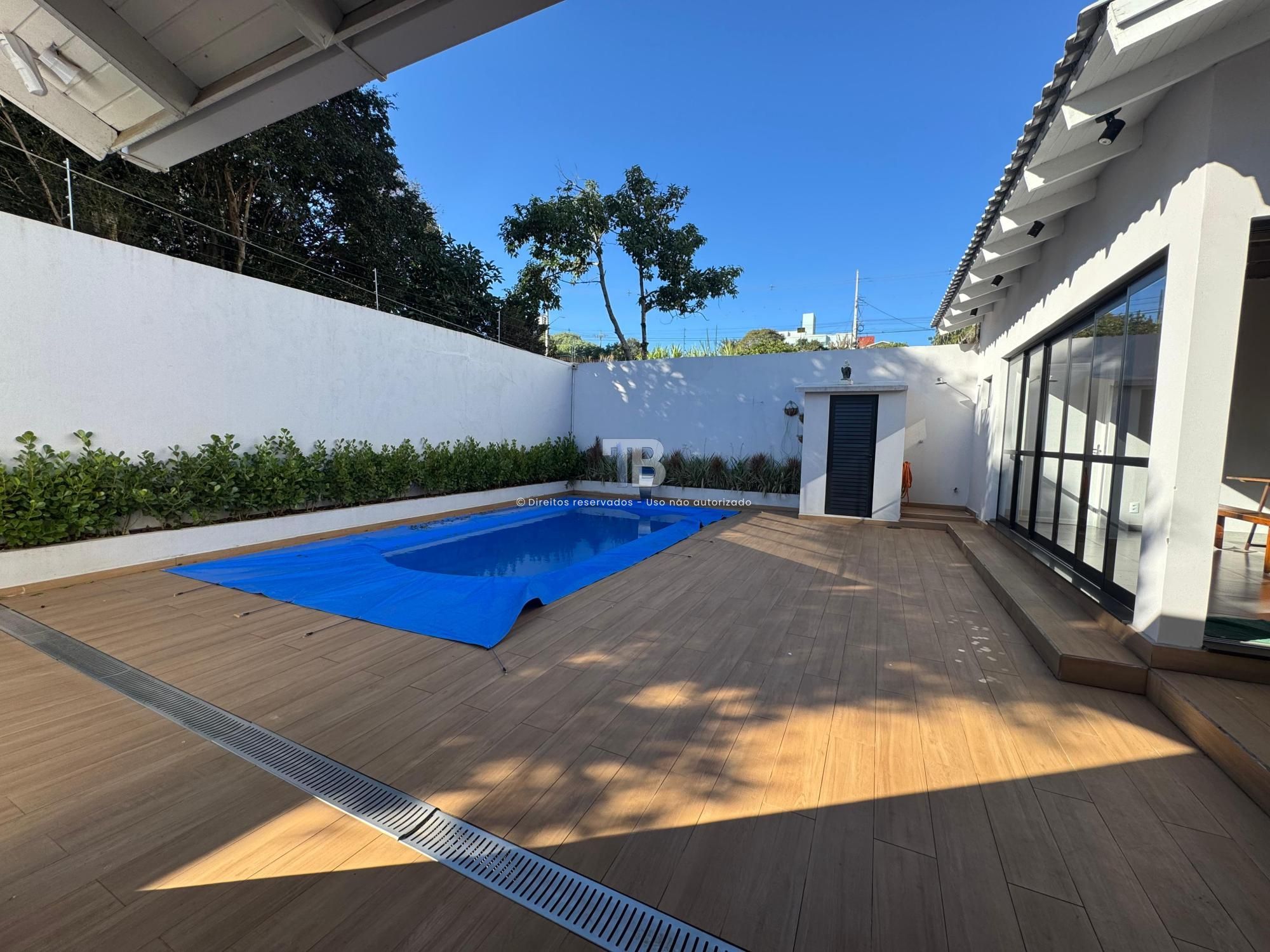 Casa à Venda com piscina