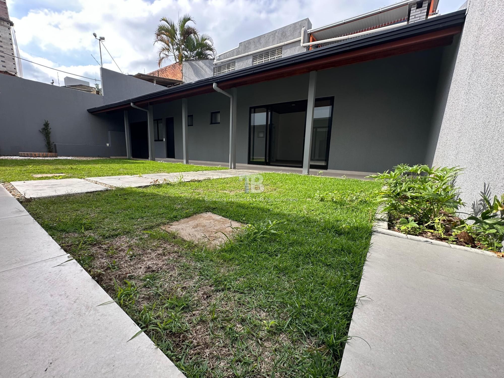 Casa com quatro dormitórios, sendo duas suítes à venda