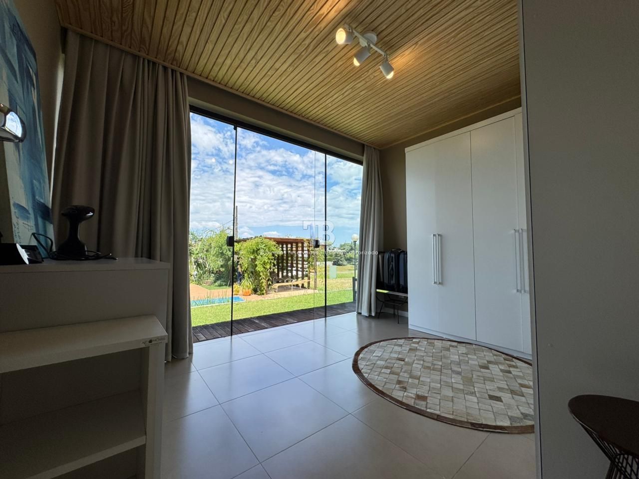 Casa Semimobiliada em Condomínio Fechado