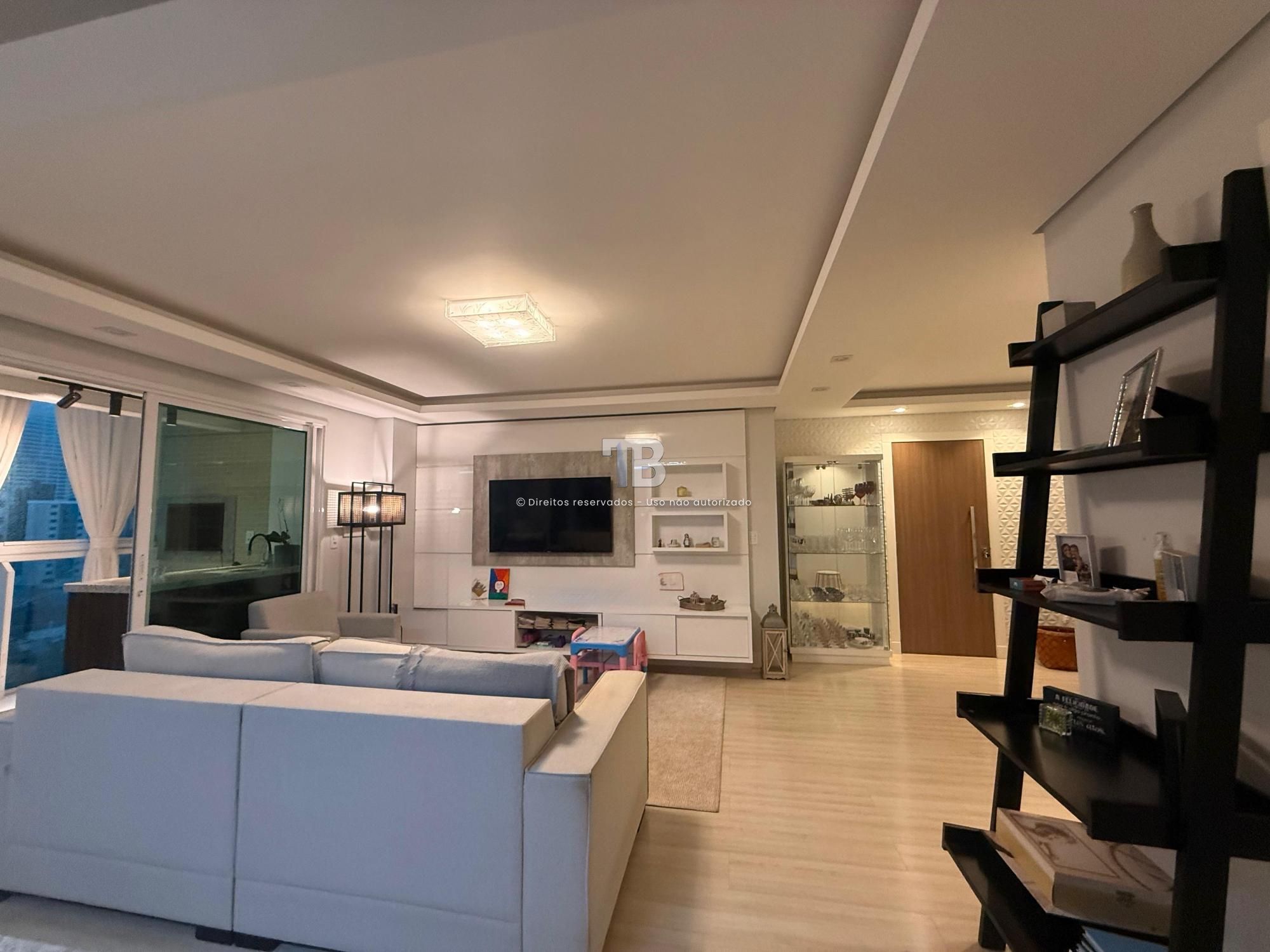 Apartamento Semimobiliado com 3 dormitórios