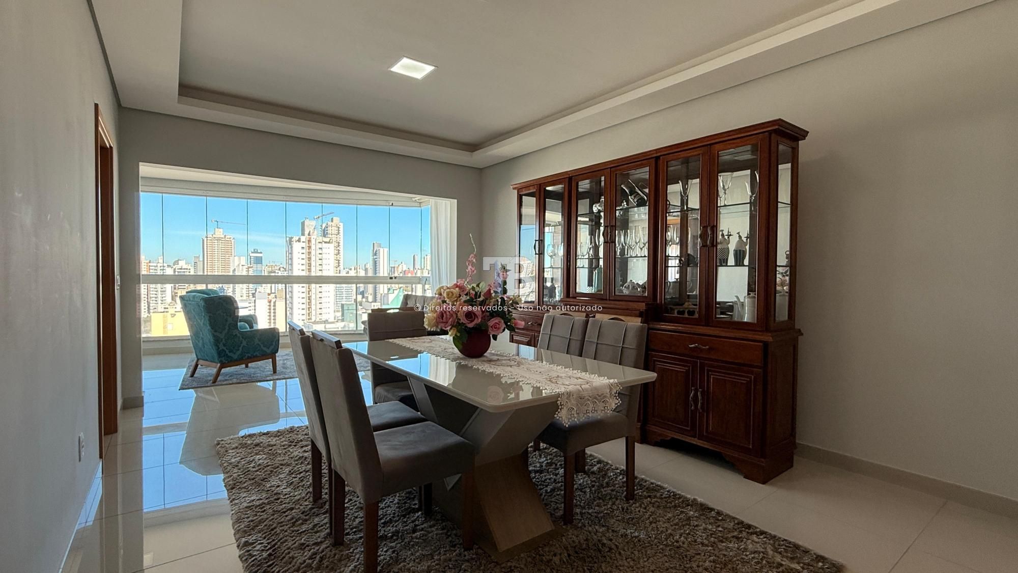 Apartamento Semimobiliado com 4 dormitórios