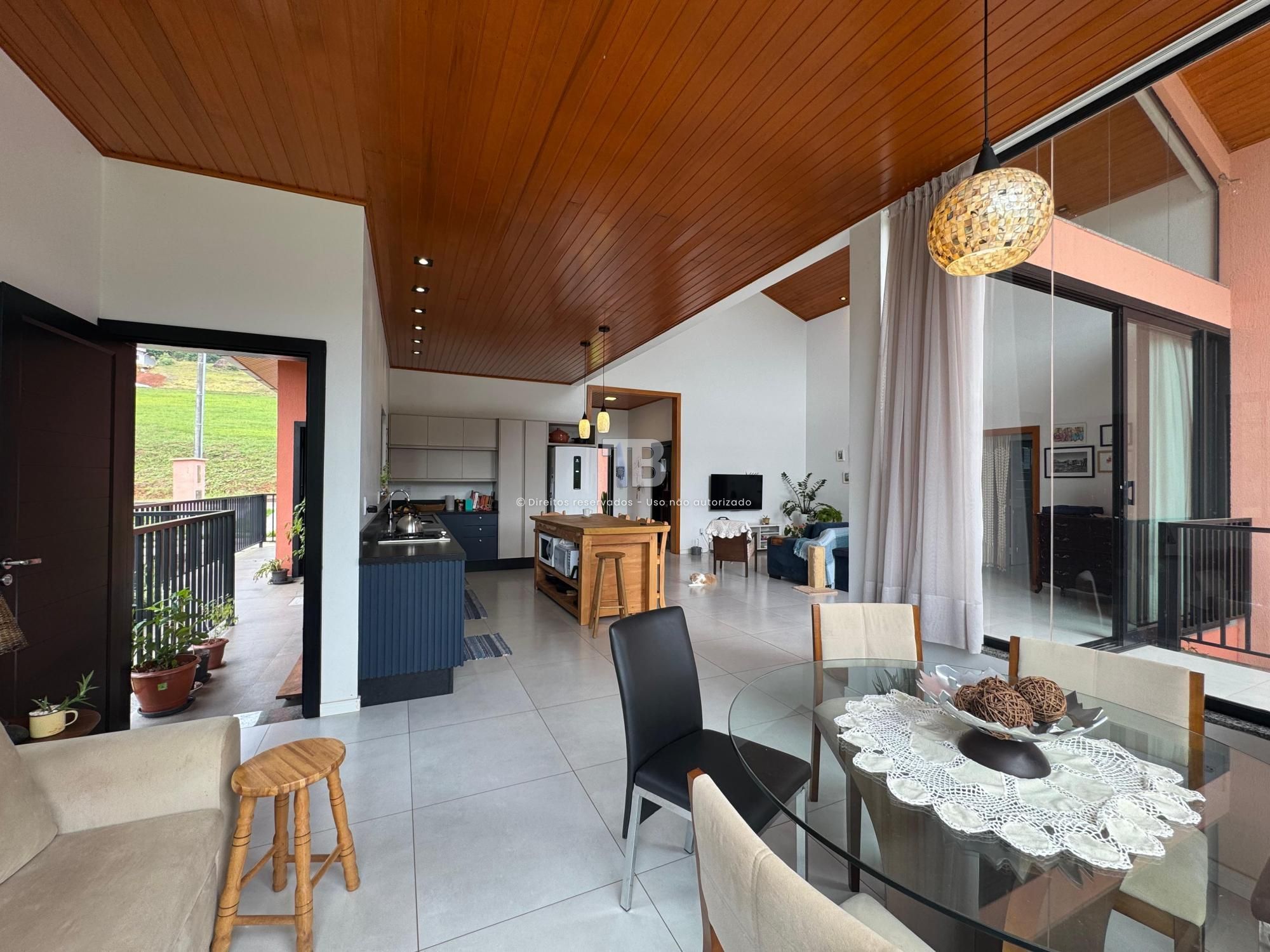 Casa em Condomínio Semimobiliada