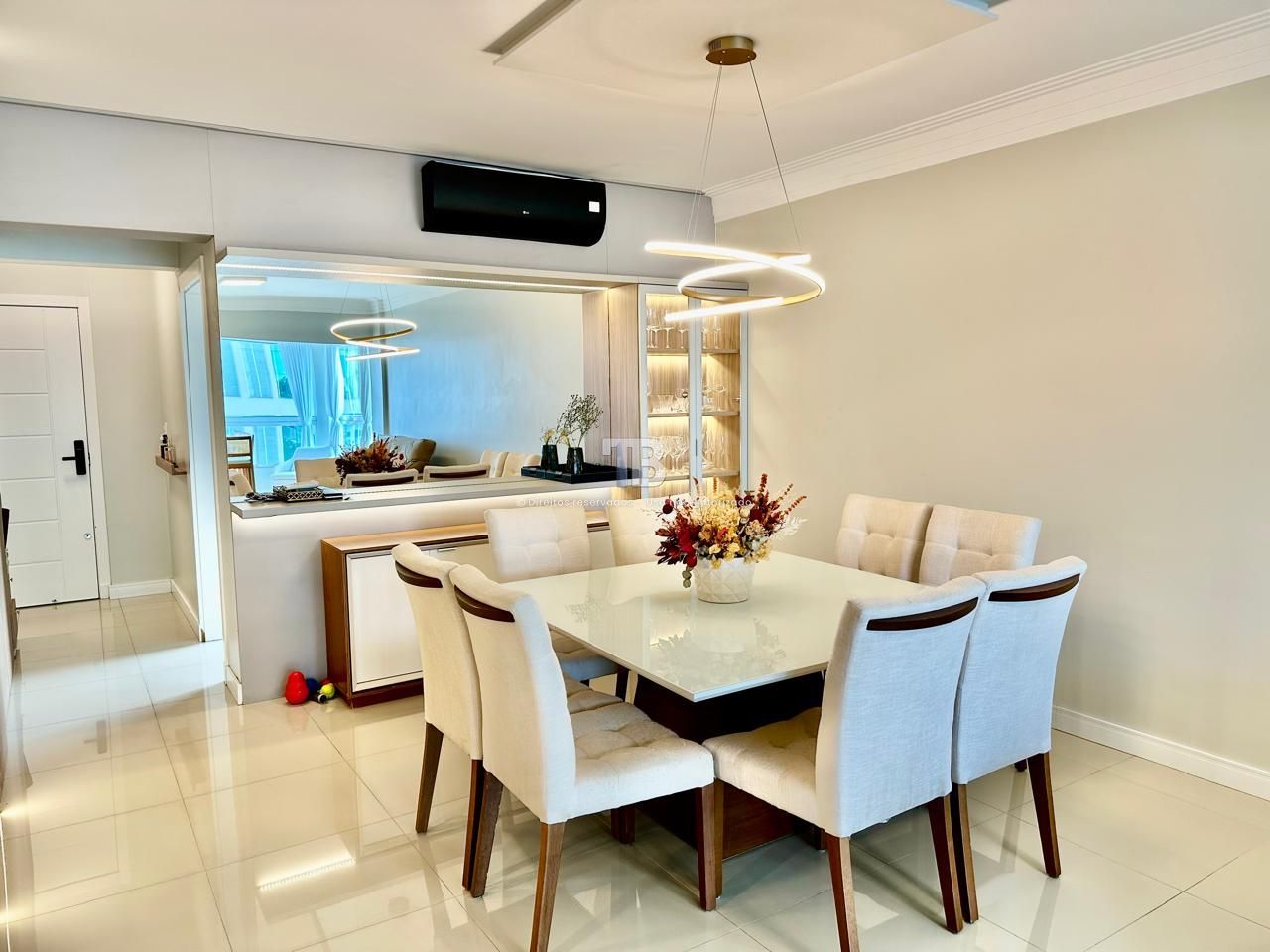 Apartamento Semimobiliado com 3 suítes