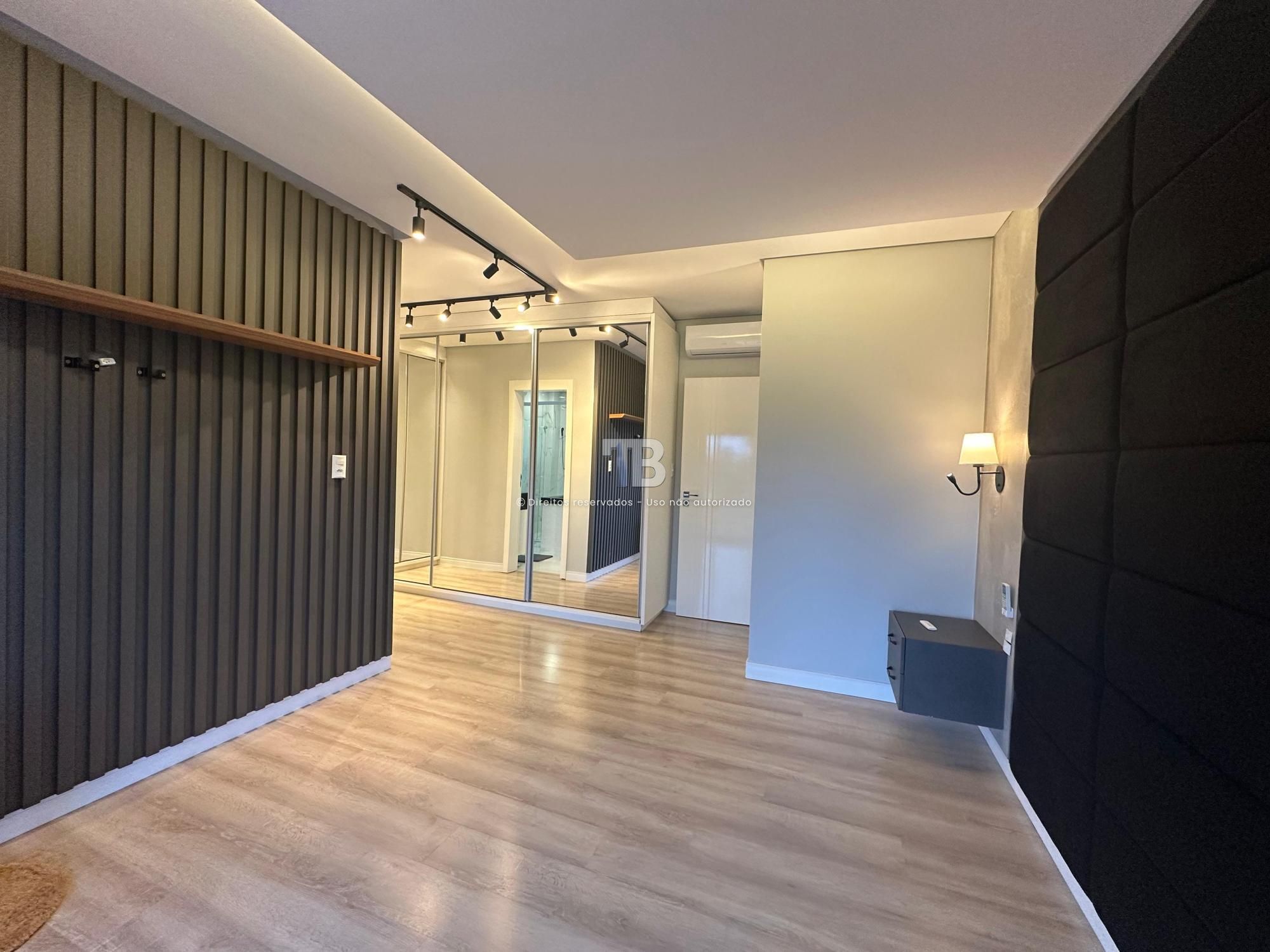 Casa Mobiliada com Piscina à Venda