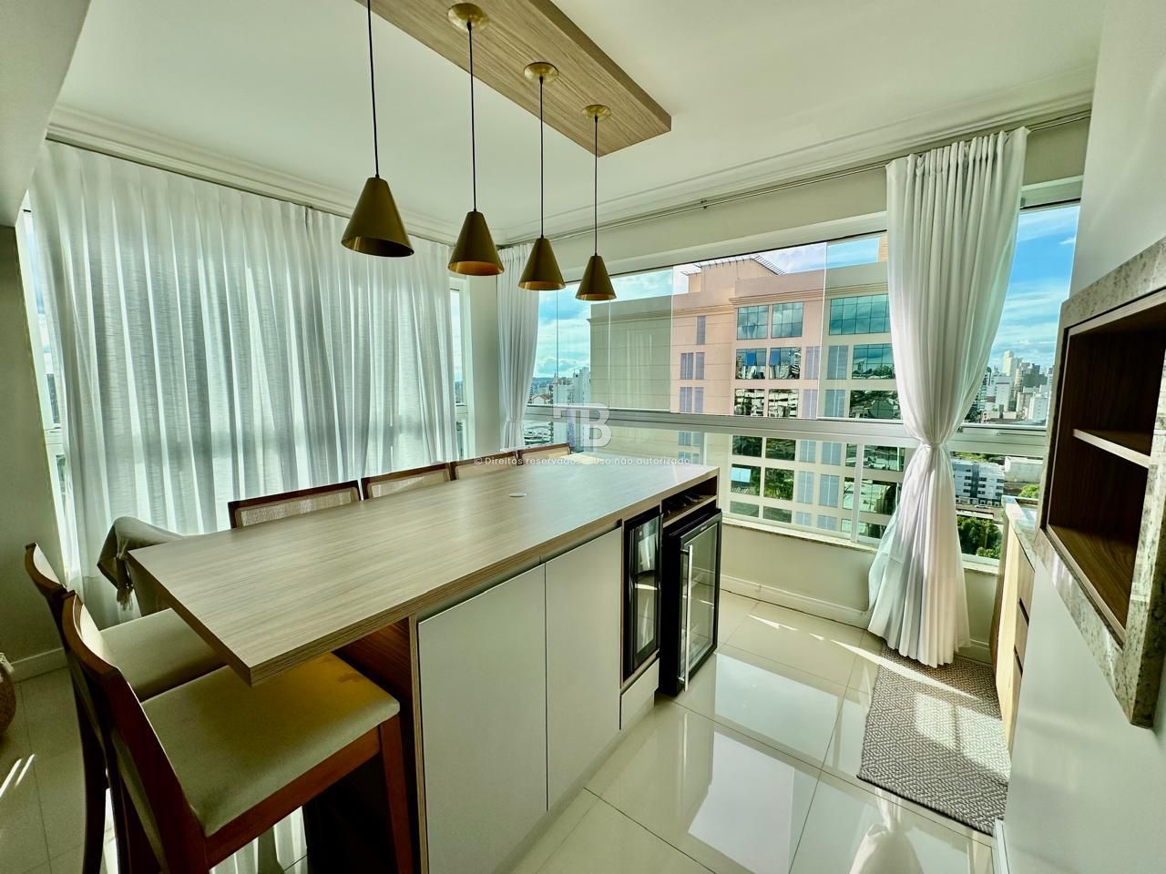 Apartamento Semimobiliado com 3 suítes
